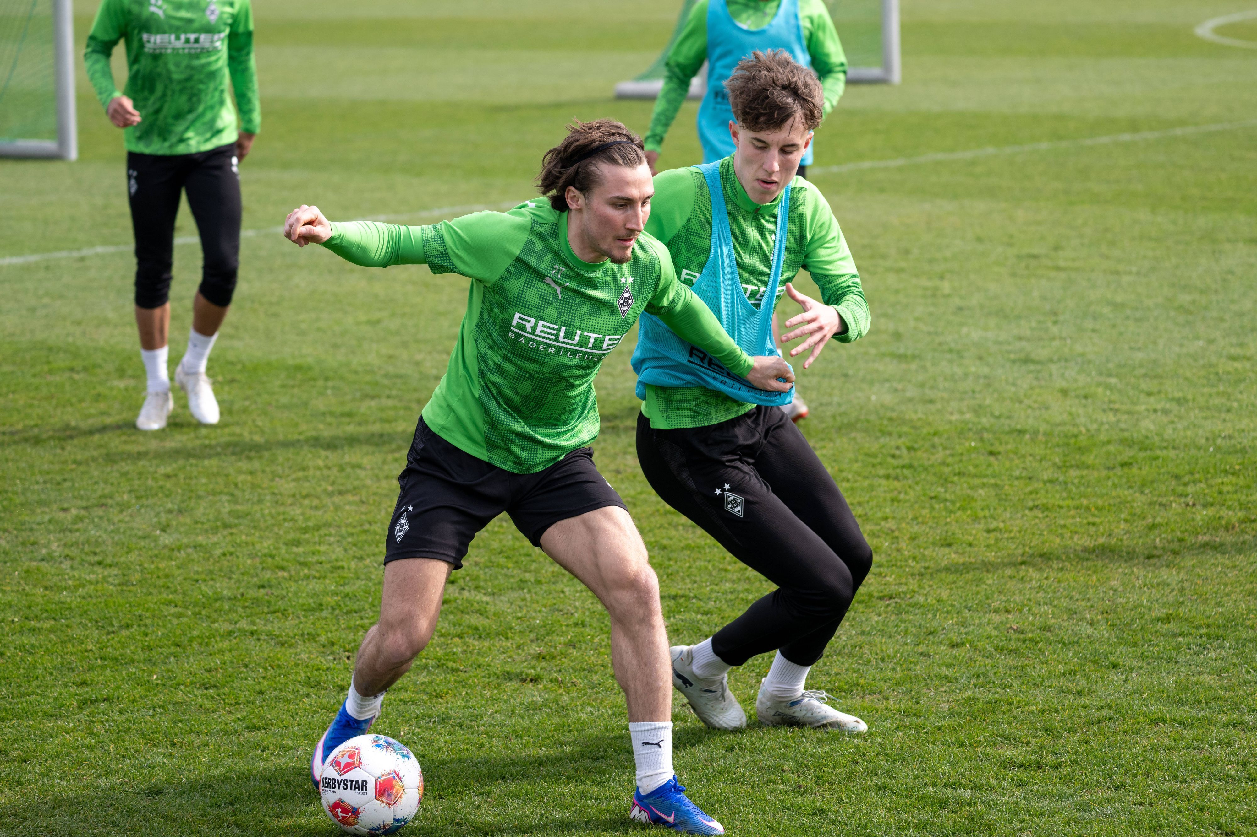 Yannick Michaelis im Borussia-Training im Zweikampf mit Rocco Reitz.