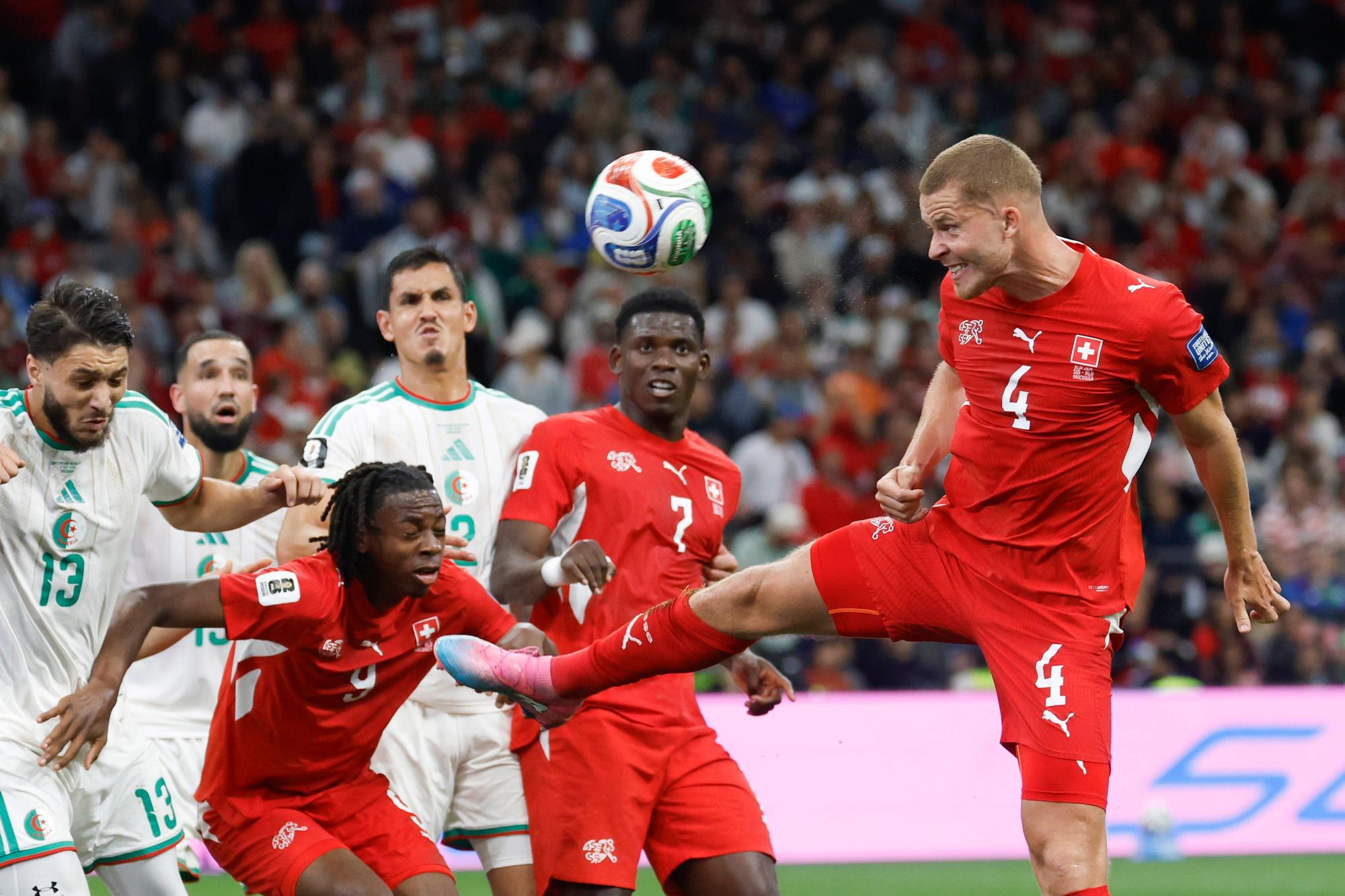 Nico Elvedi steigt zum Kopfball hoch.