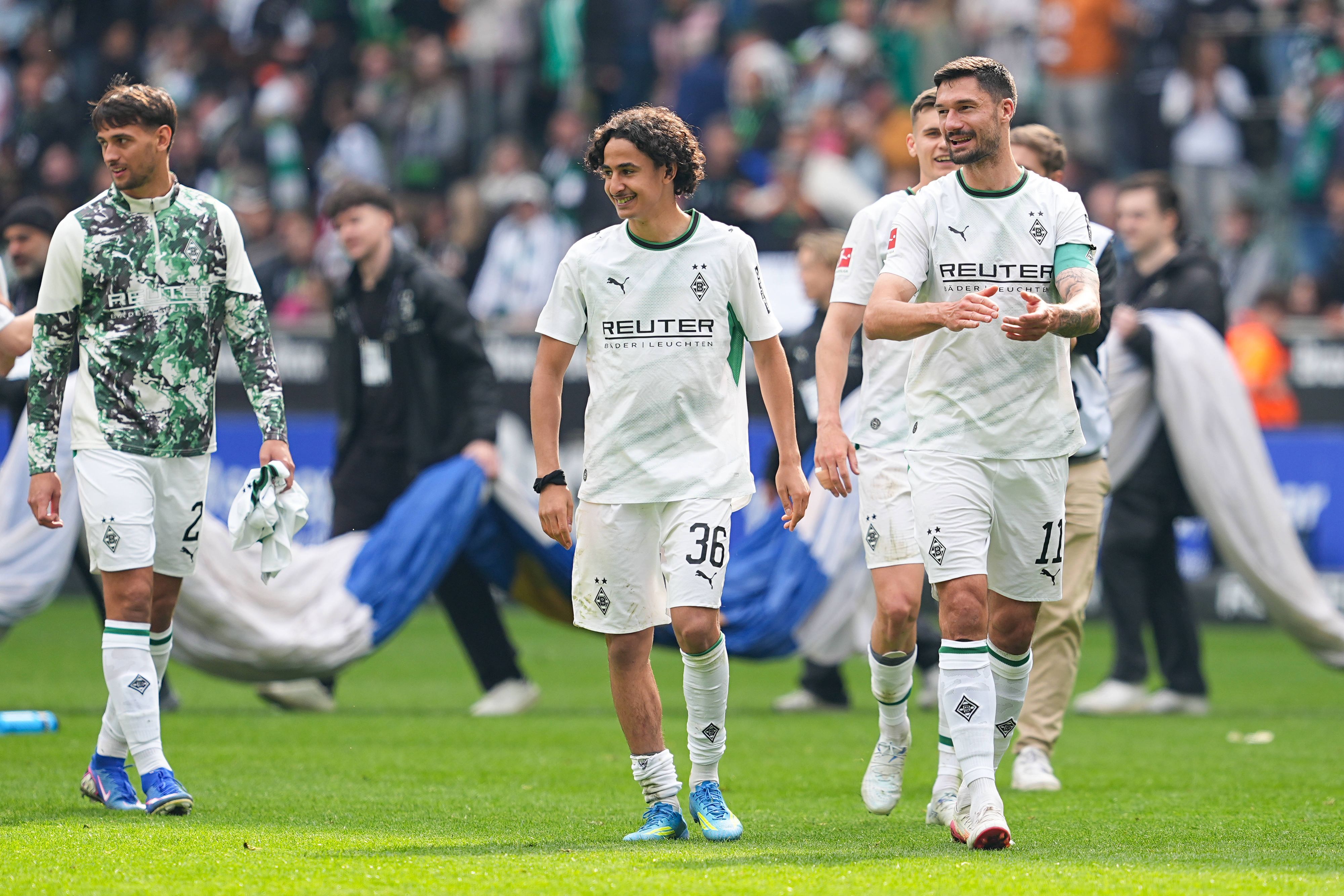 Fabio Chiarodia, Wael Mohya und Tim Kleindienst gehen lachend vom Platz.