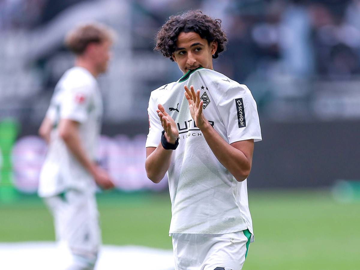 Wael Mohya klatscht im Gladbach-Trikot.