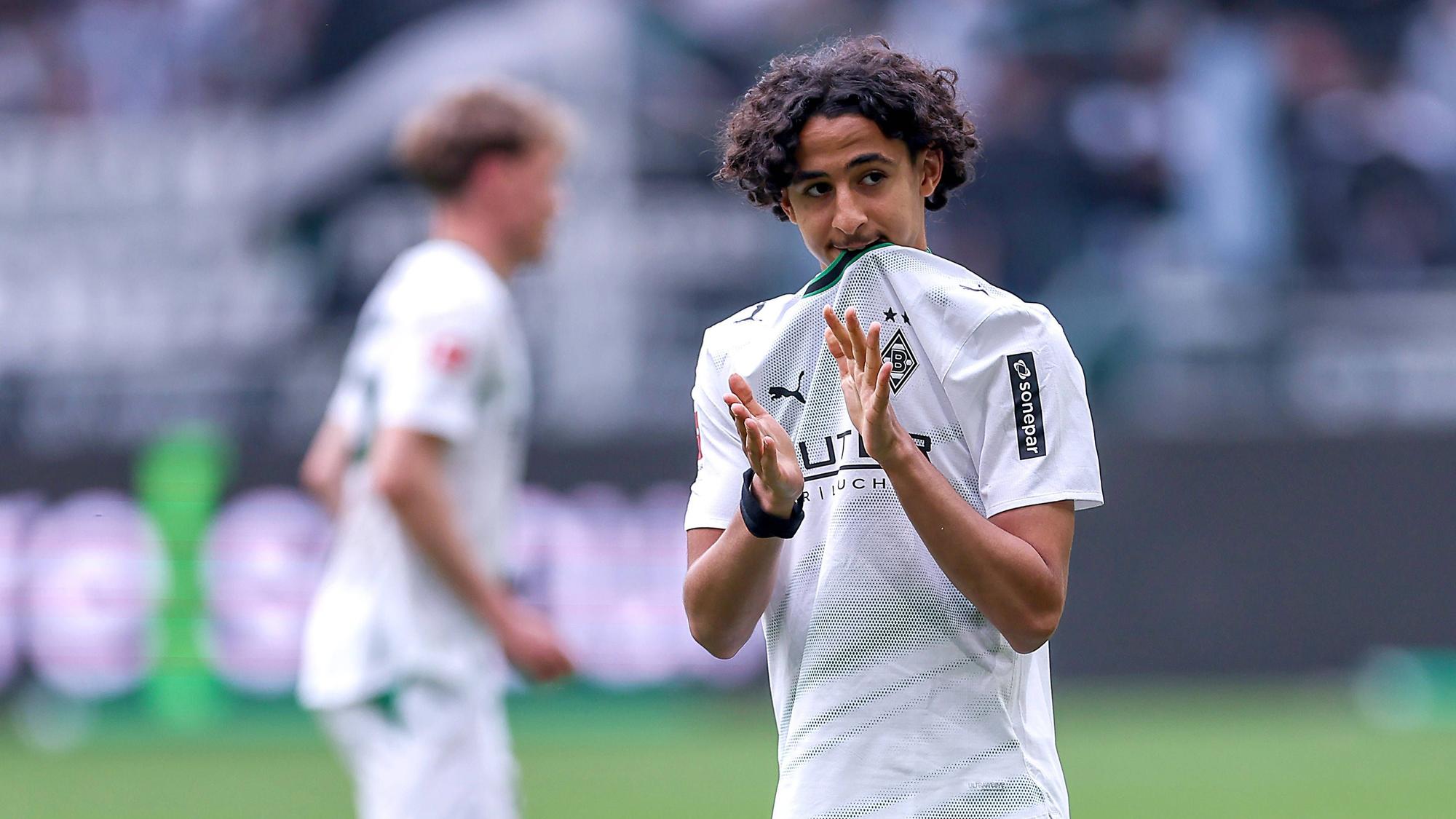 Wael Mohya klatscht im Gladbach-Trikot.