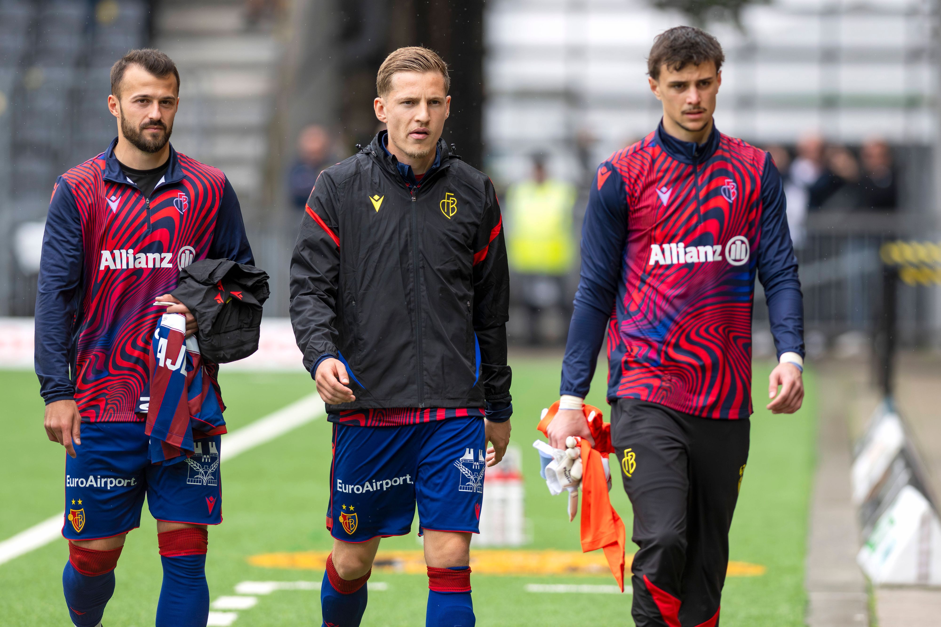 Albian Ajeti, Becir Omeragic und Tim Pfeiffer gehen vom Platz.