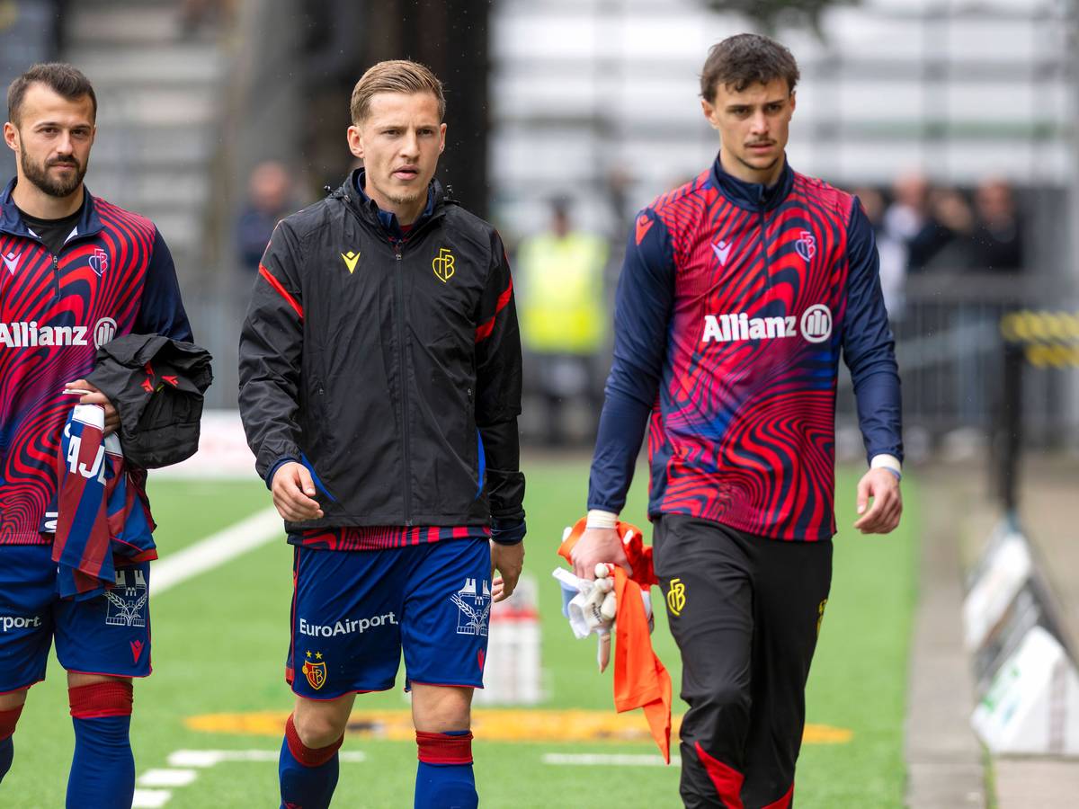 Albian Ajeti, Becir Omeragic und Tim Pfeiffer gehen vom Platz.