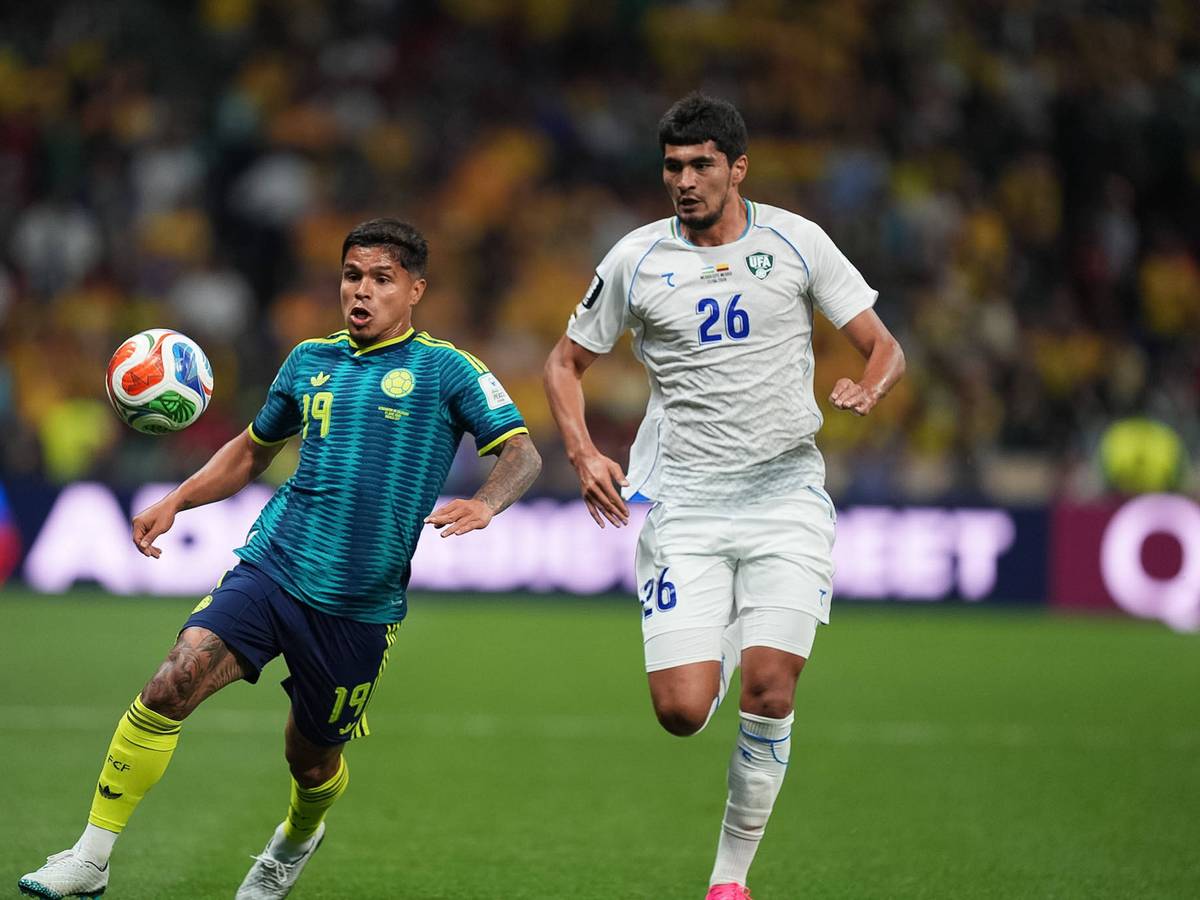 Cucho Hernández und Jakhongir Urozov kämpfen um den Ball.