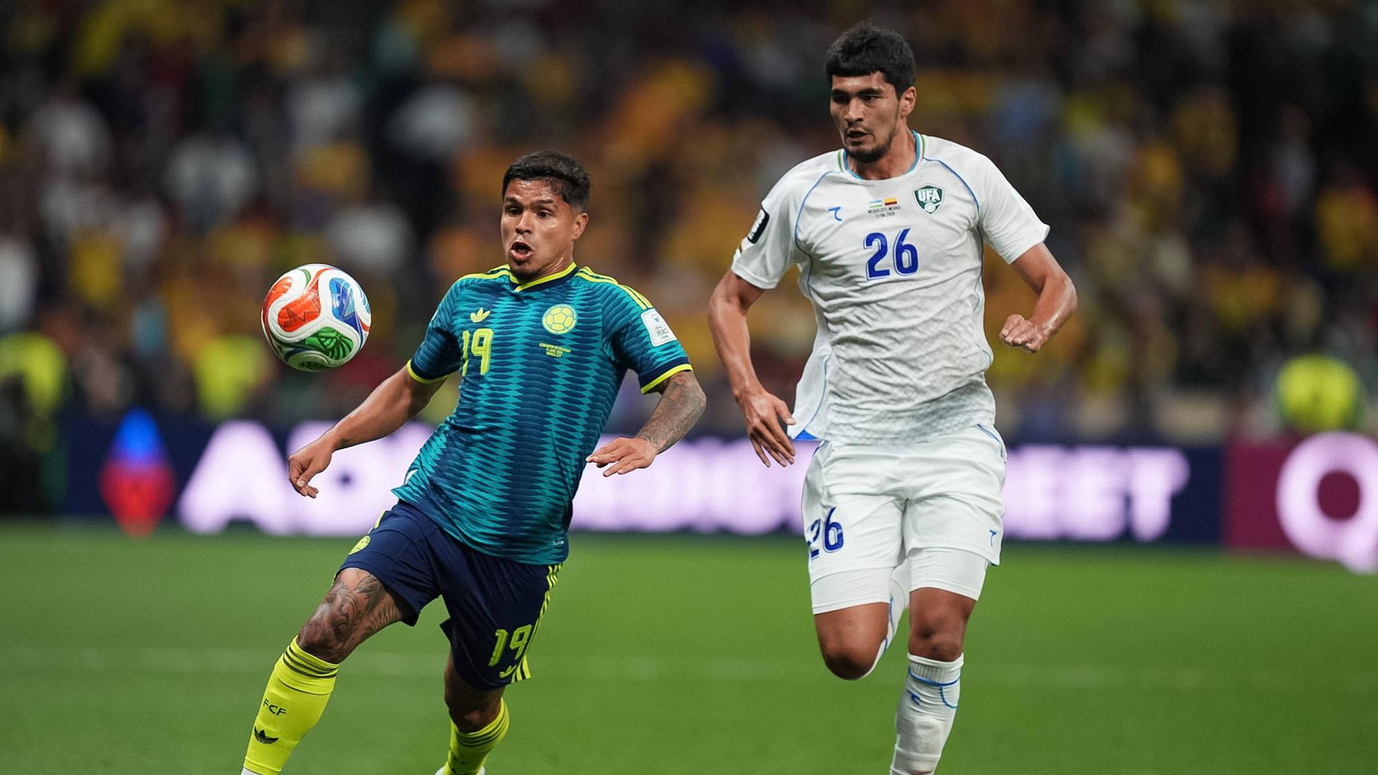 Cucho Hernández und Jakhongir Urozov kämpfen um den Ball.