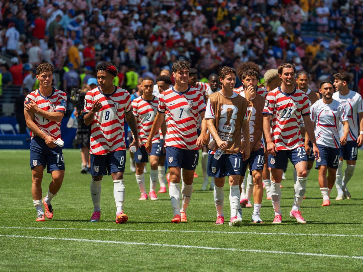 Gio Reyna und Joe Scally gehen mit ihren Kollegen aus der US-Nationalmannschaft vom Platz.