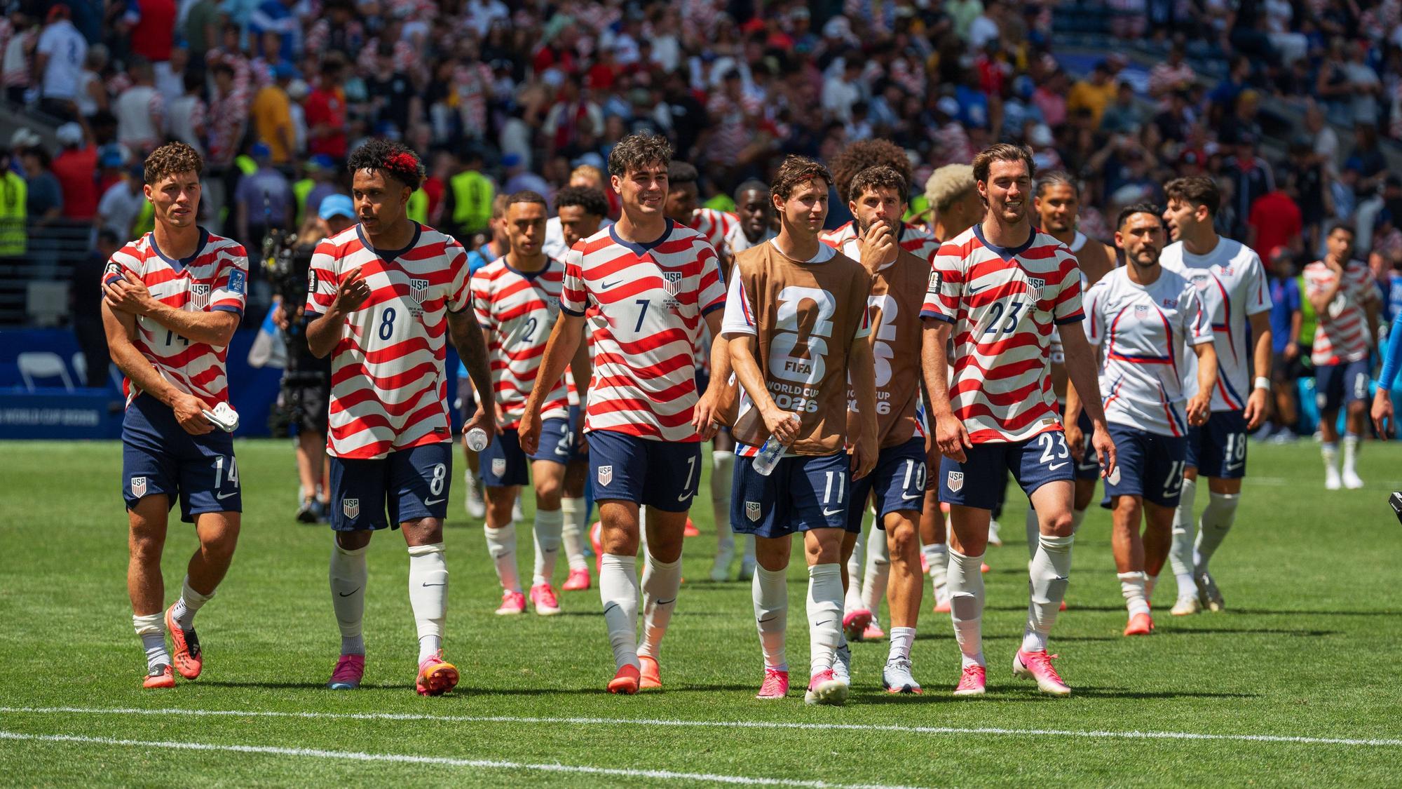 Gio Reyna und Joe Scally gehen mit ihren Kollegen aus der US-Nationalmannschaft vom Platz.
