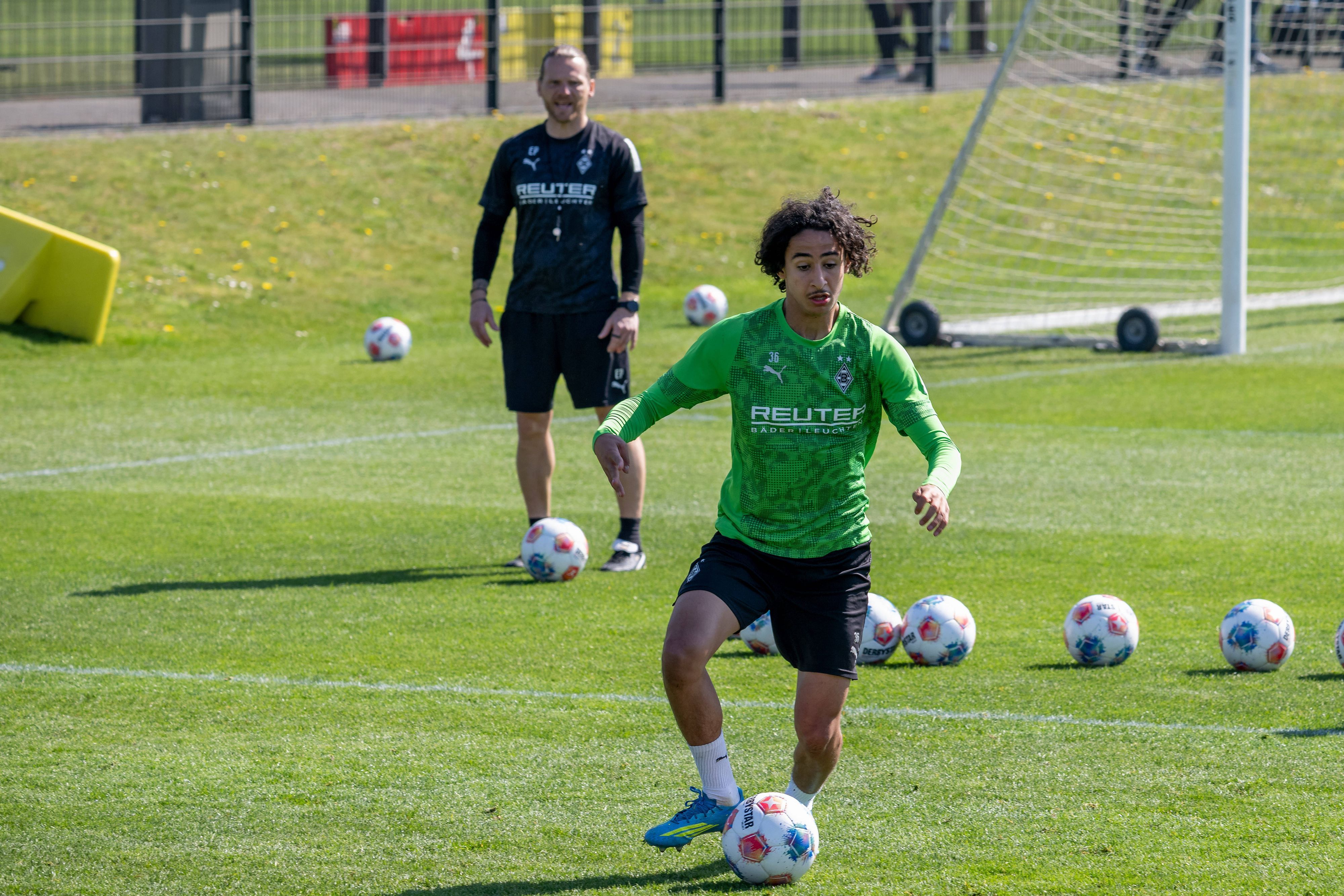 Trainer Eugen Polanski beobachtet im Gladbach-Training Wael Mohya.