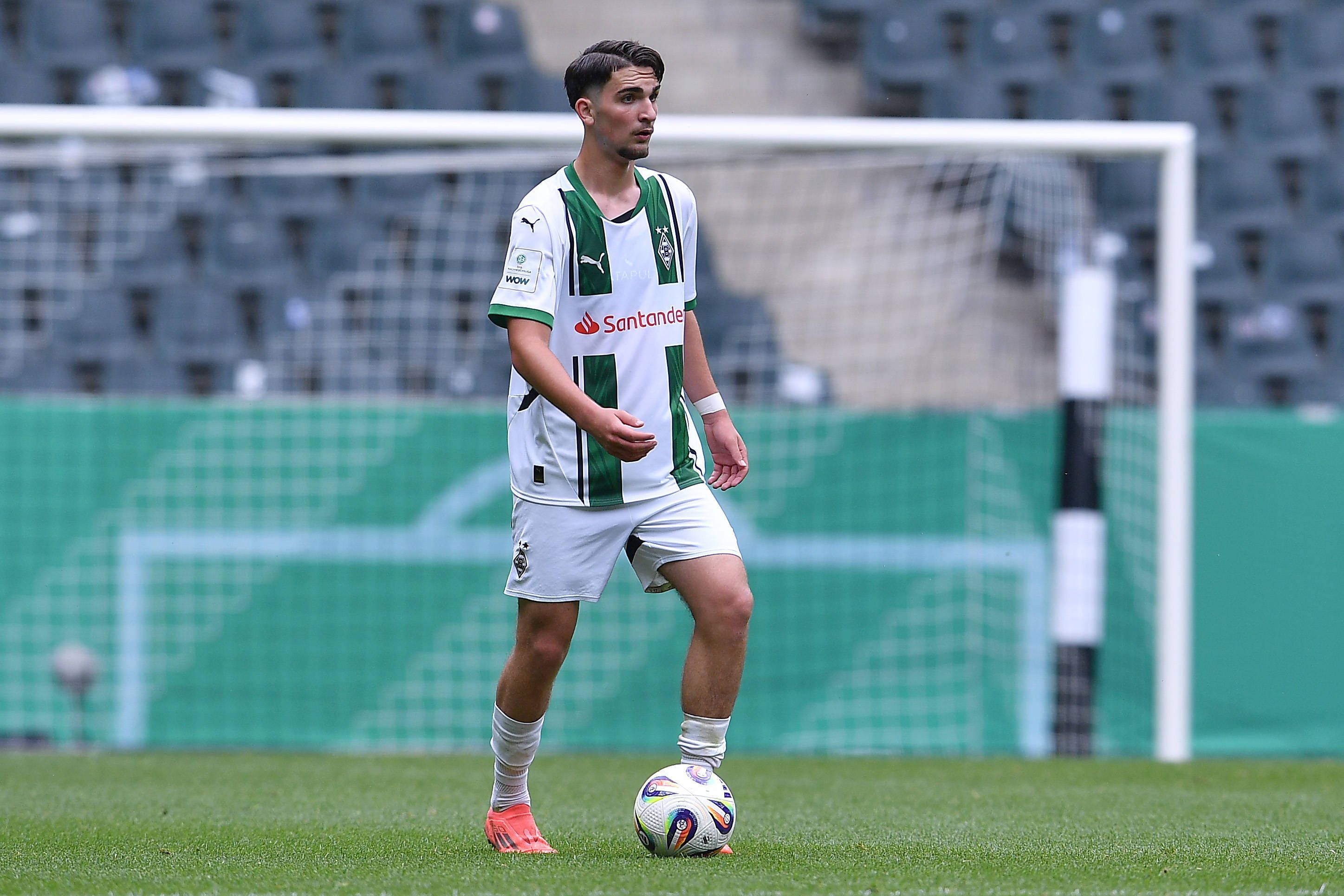 Elias Vali Fard mit Ball in Aktion.
