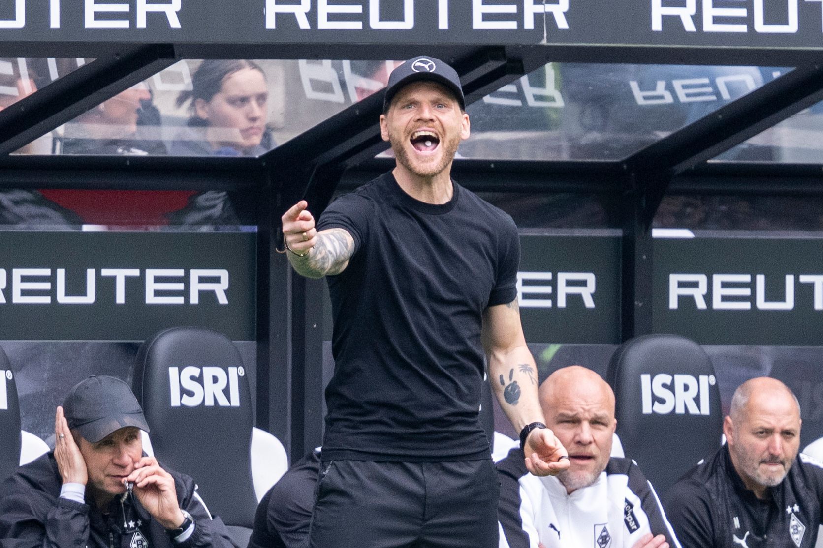 Trainer Eugen Polanski gibt Anweisungen an der Seitenlinie.