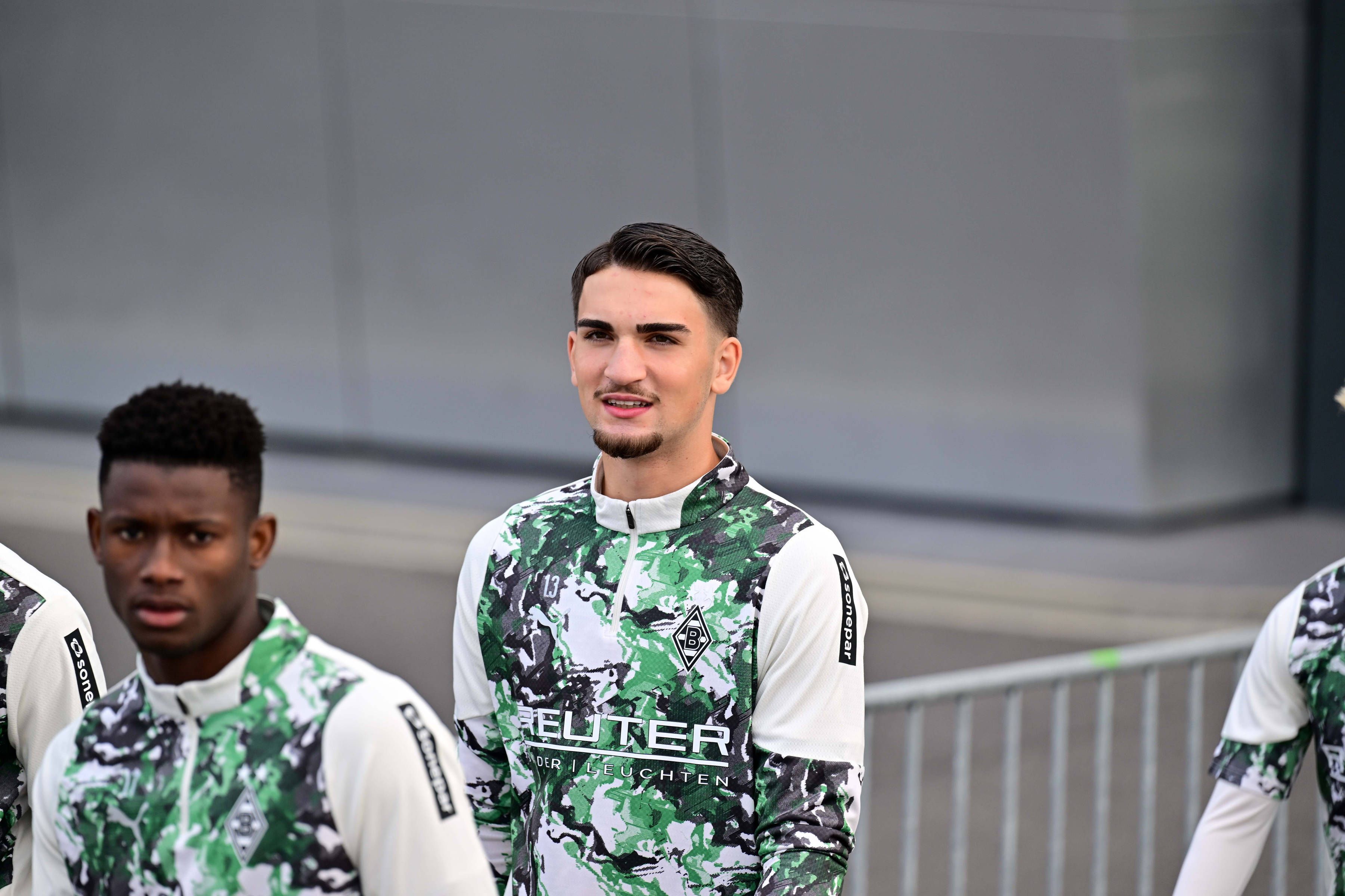 Elias Vali Fard kommt zum Gladbach-Training.