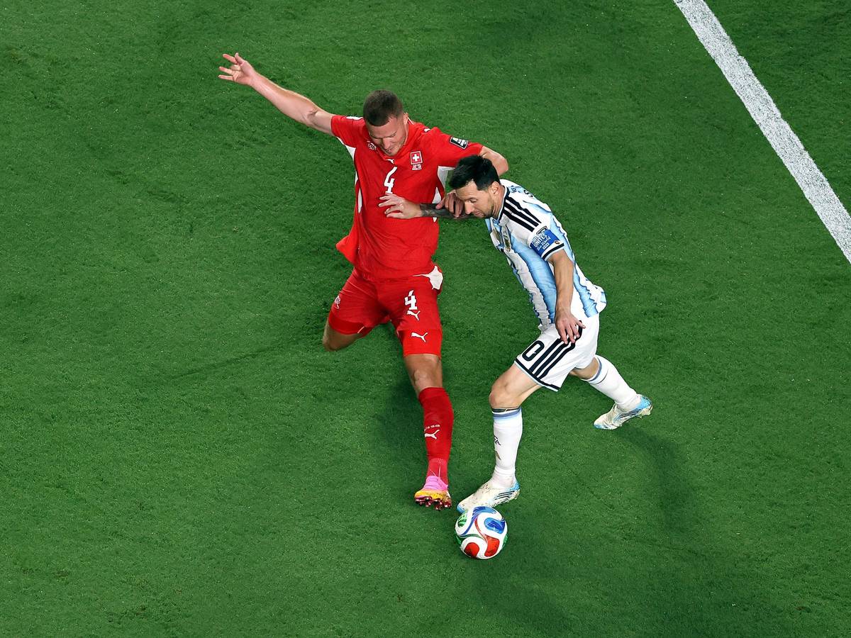 Zweikampf zwischen Lionel Messi und Nico Elvedi.