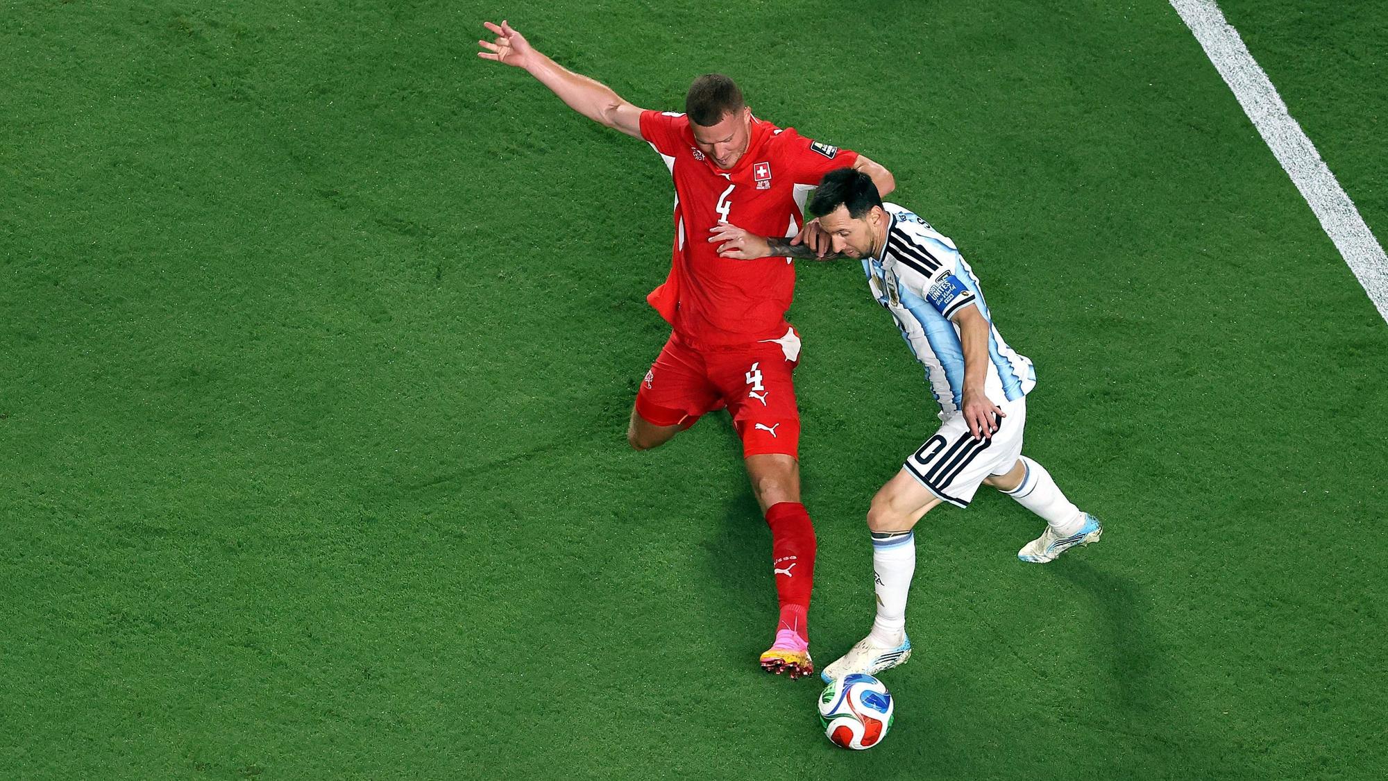Zweikampf zwischen Lionel Messi und Nico Elvedi.