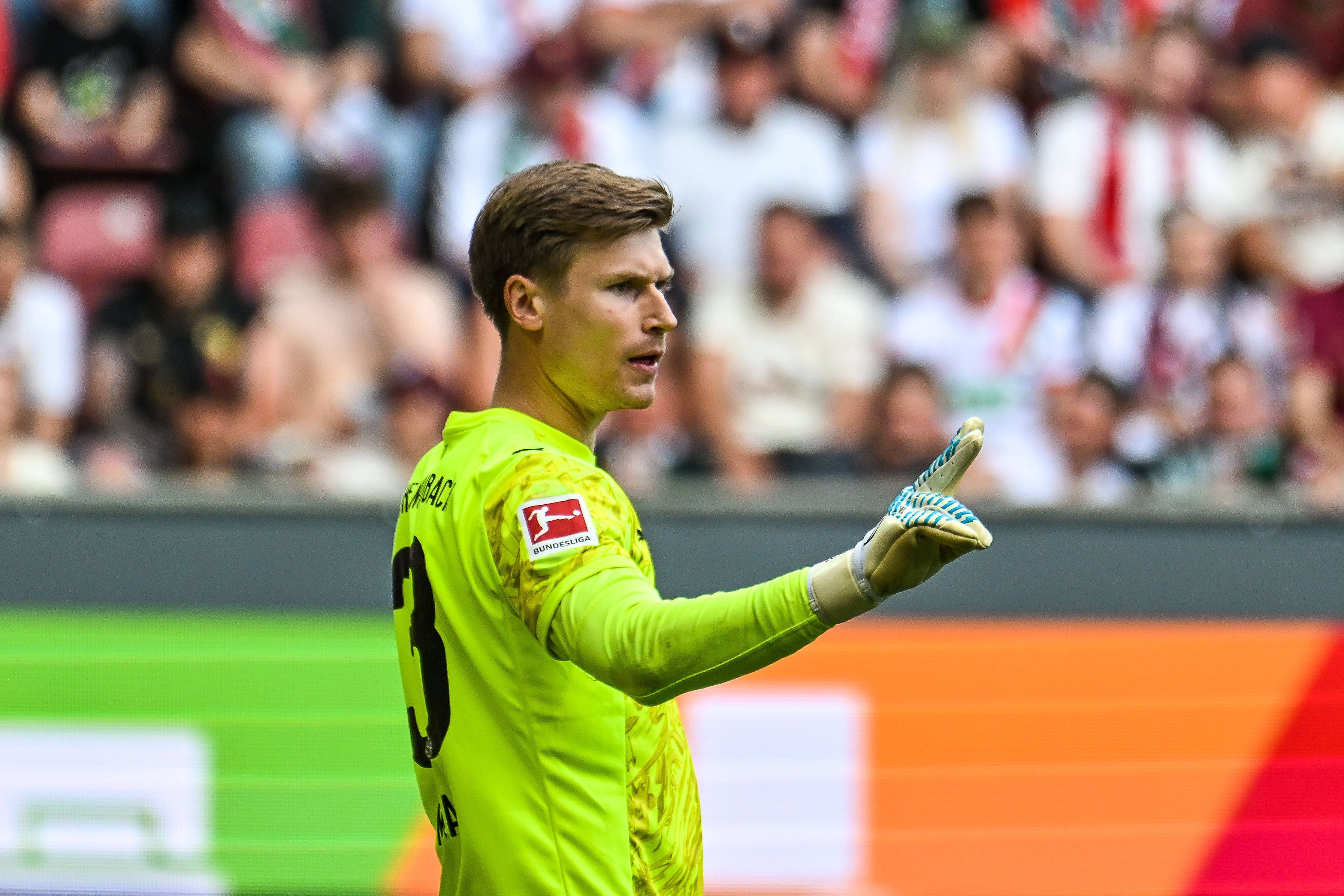Moritz Nicolas gibt im Gladbach-Trikot Anweisungen.