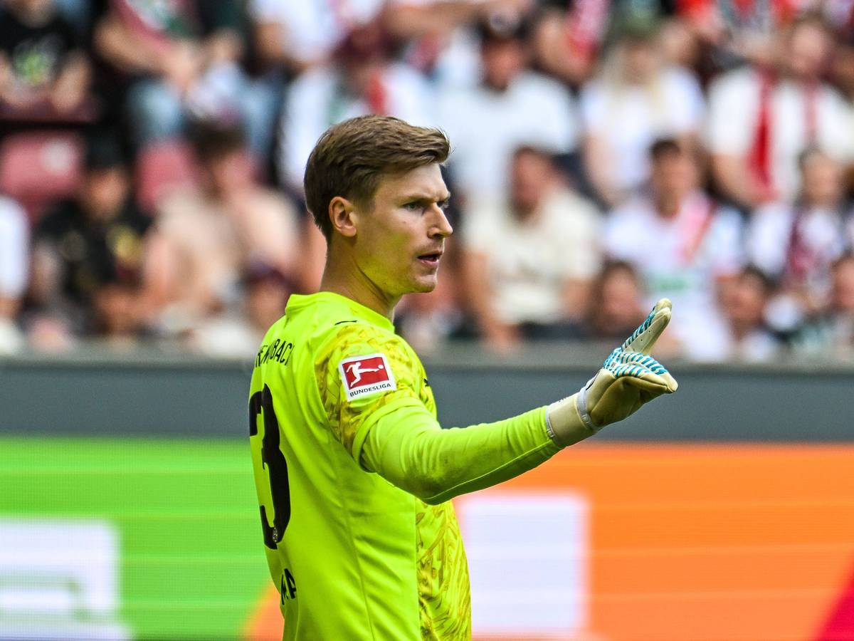 Moritz Nicolas gibt im Gladbach-Trikot Anweisungen.