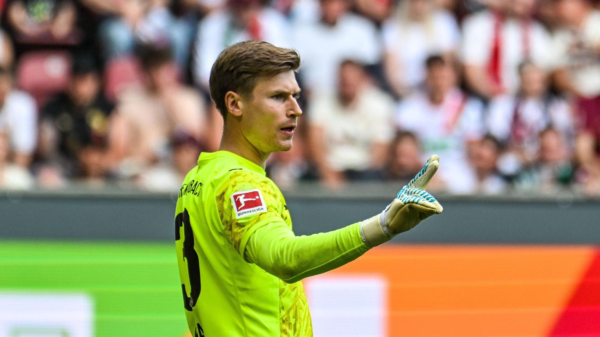 Moritz Nicolas gibt im Gladbach-Trikot Anweisungen.