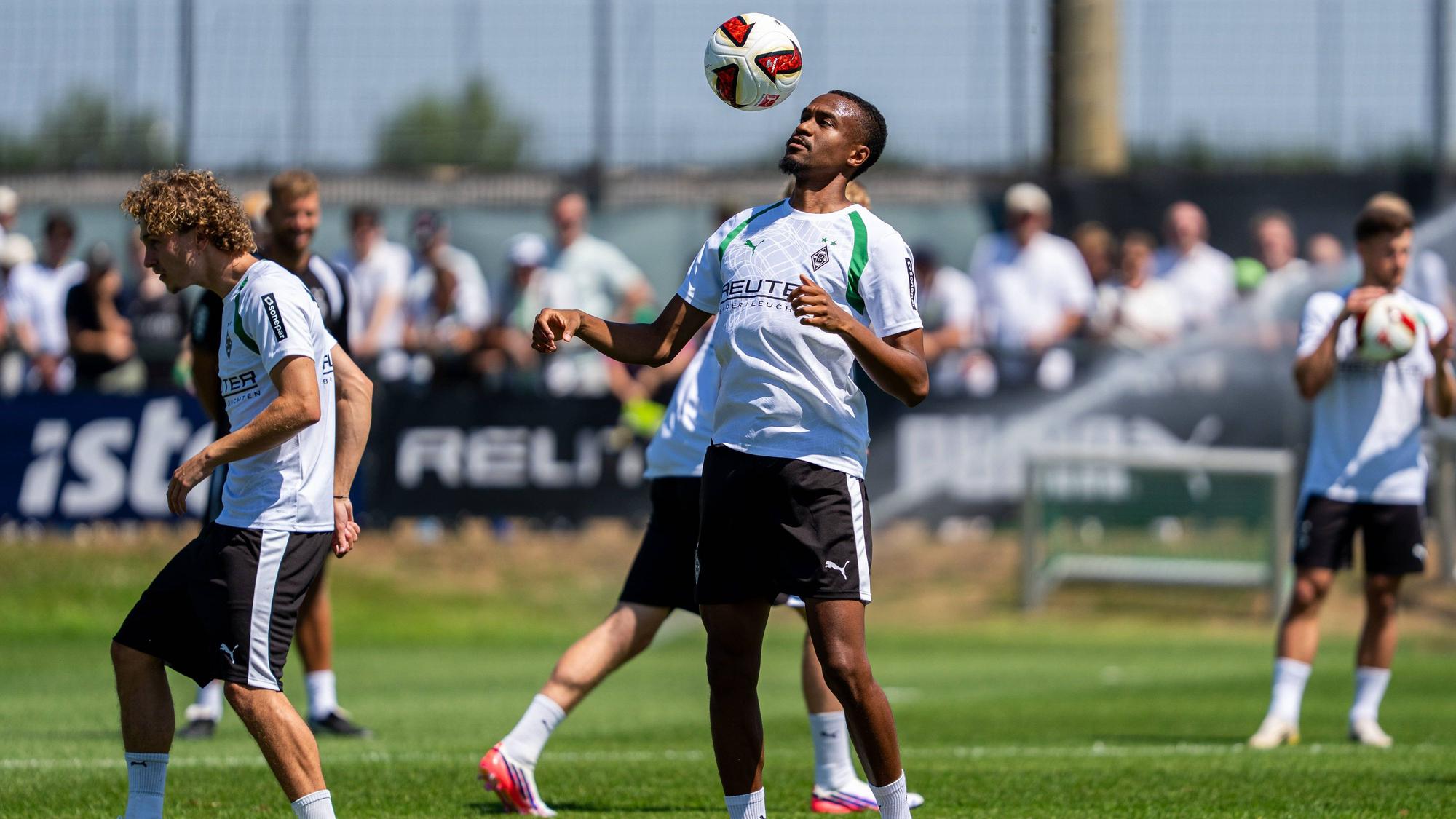 Nathan Ngoumou stoppt im Training von Borussia Mönchengladbach den Ball lässig mit der Brust.