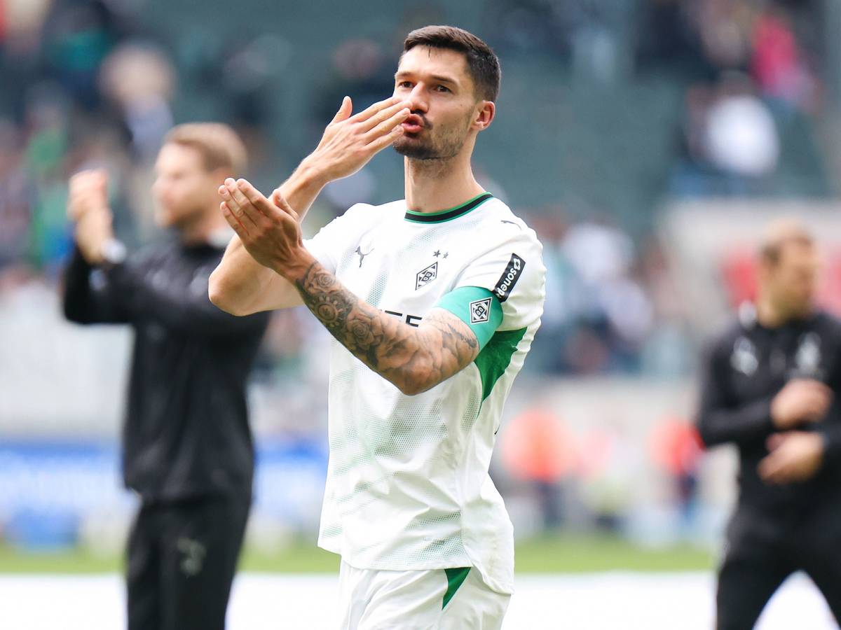 Fußballspieler Tim Kleindienst in Spielerkleidung