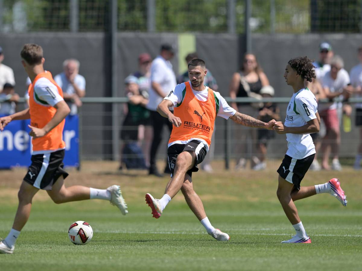 Tim Kleindienst und Wael Mohya kämpfen um den Ball.