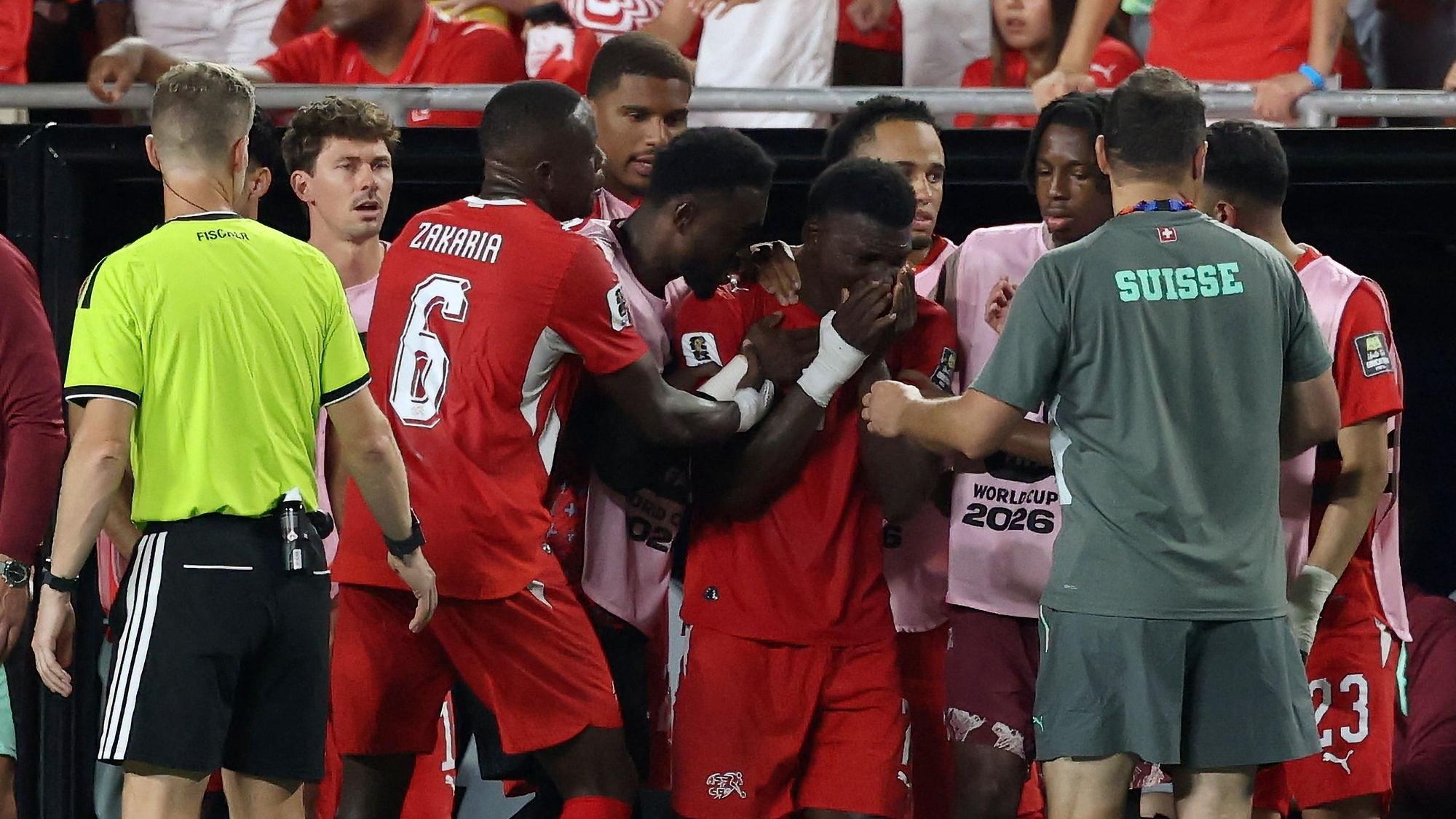 Breel Embolo weint nach seinem Platzverweis bei der WM 2026.