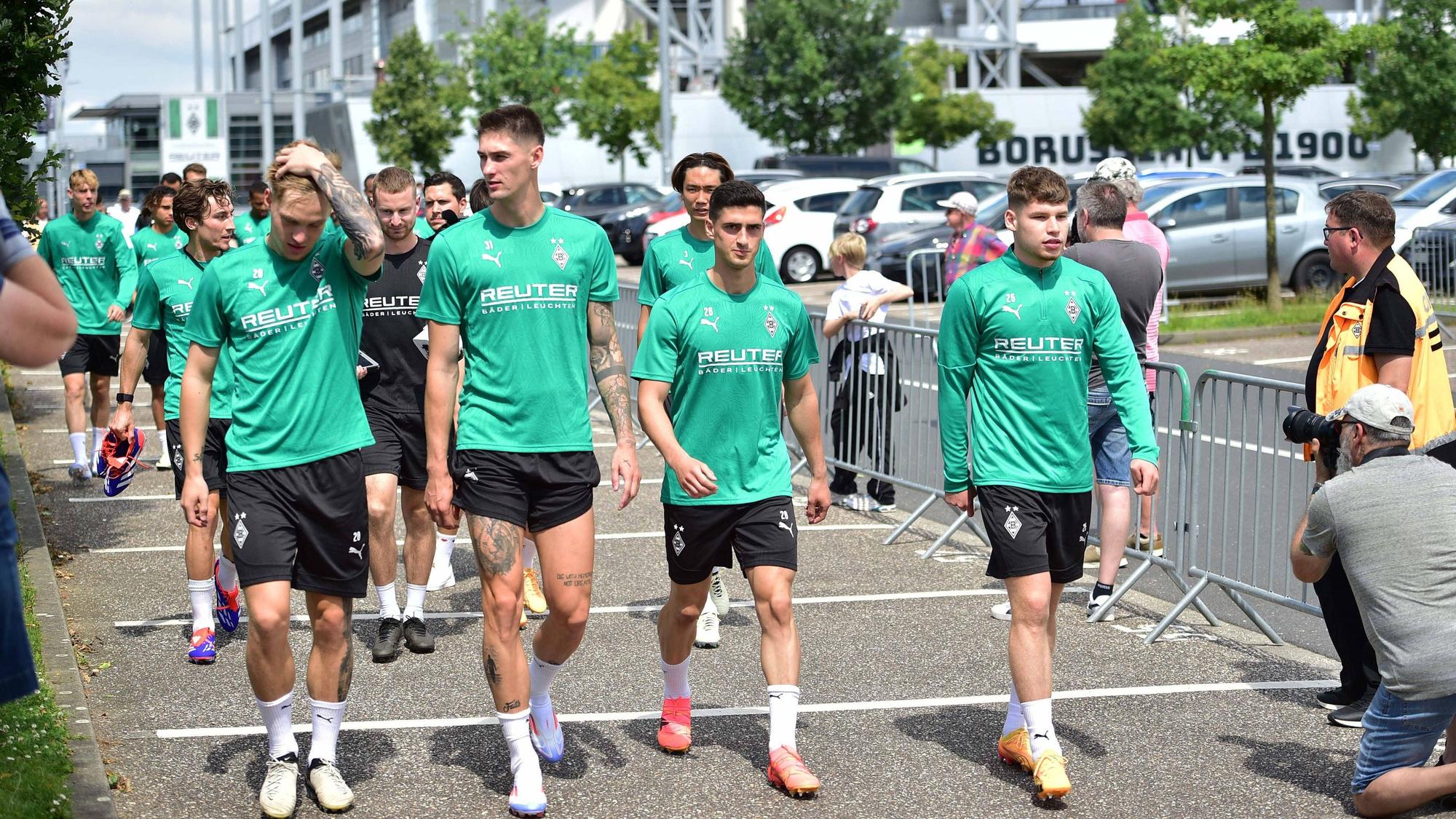 Tomas Cvancara (2.v.l.) und Grant-Leon Ranos (2.v.r.) gehen im Sommer 2024 zwischen Luca Netz (l.) und Lukas Ullrich (r.) zum Auftakttraining am Borussia-Park.