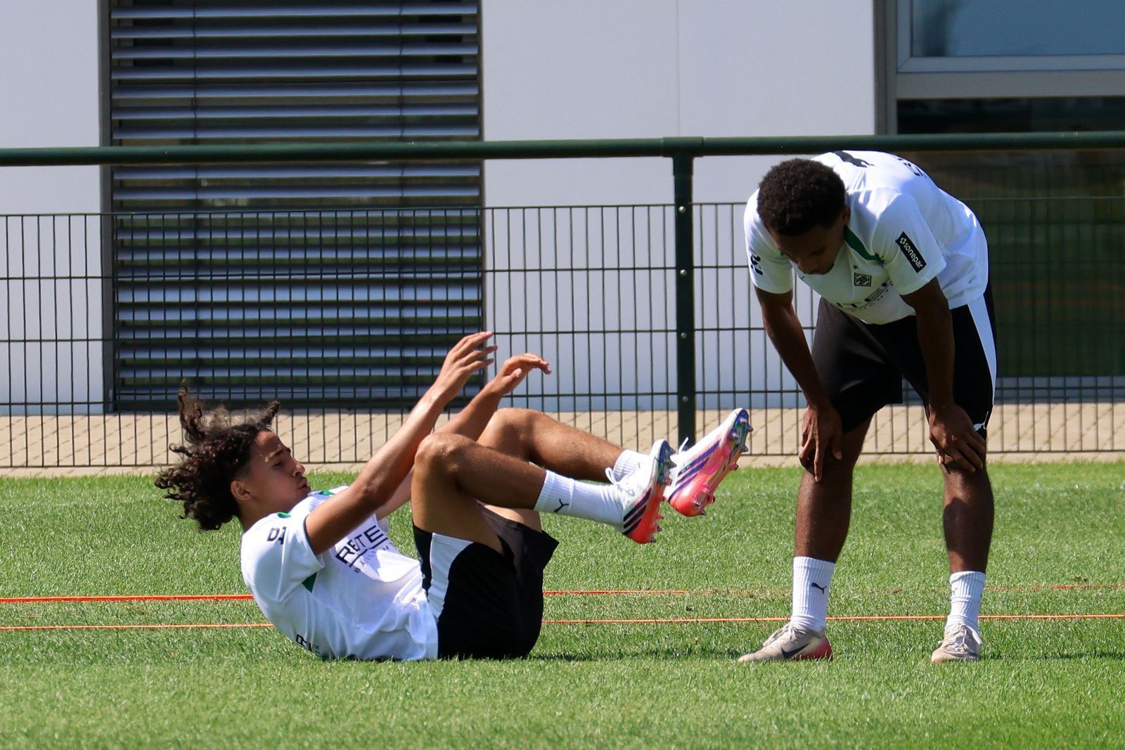 Wael Mohya und Mathieu Nguefack sind im Training erschöpft.