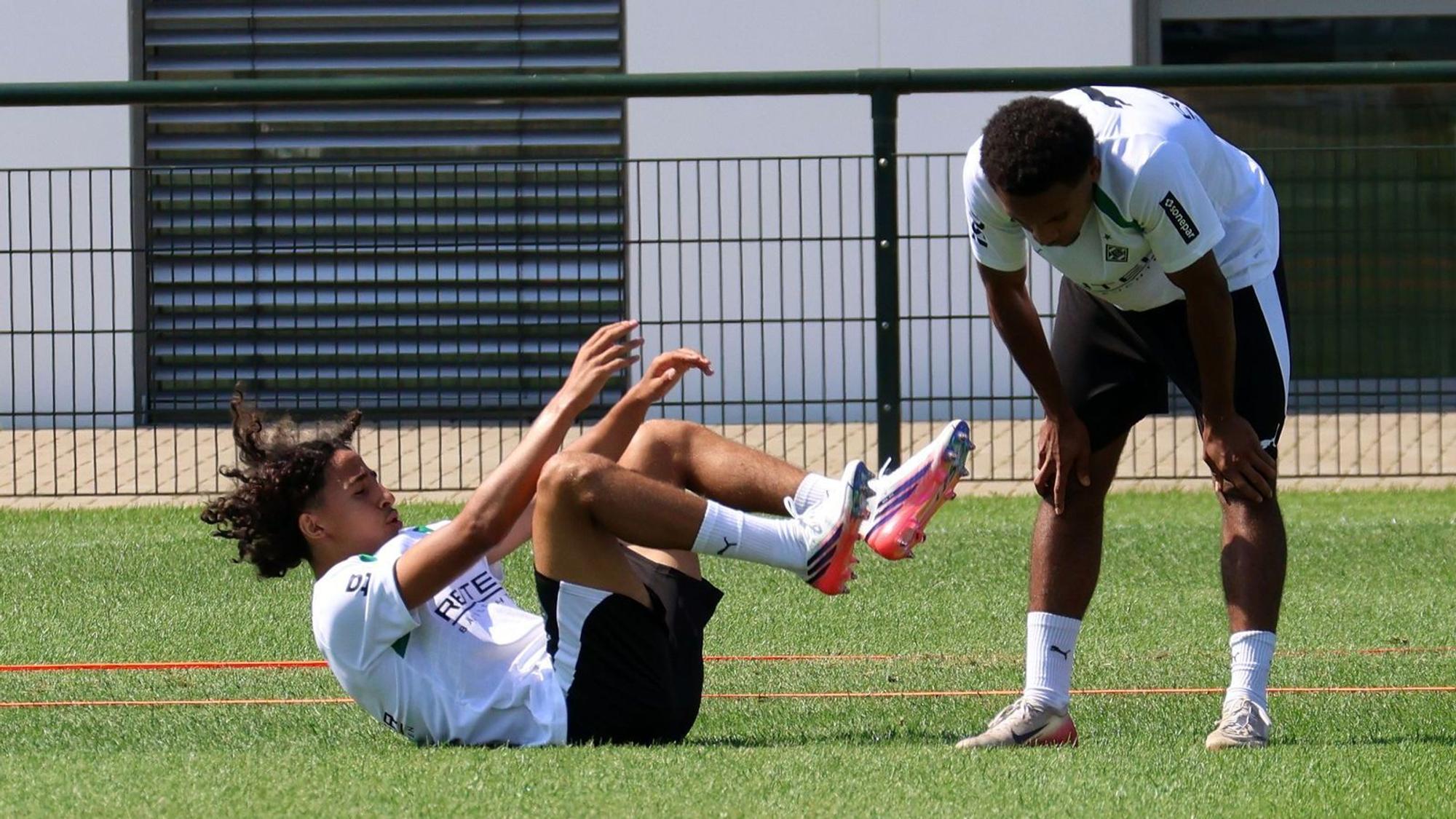 Wael Mohya und Mathieu Nguefack sind im Training erschöpft.