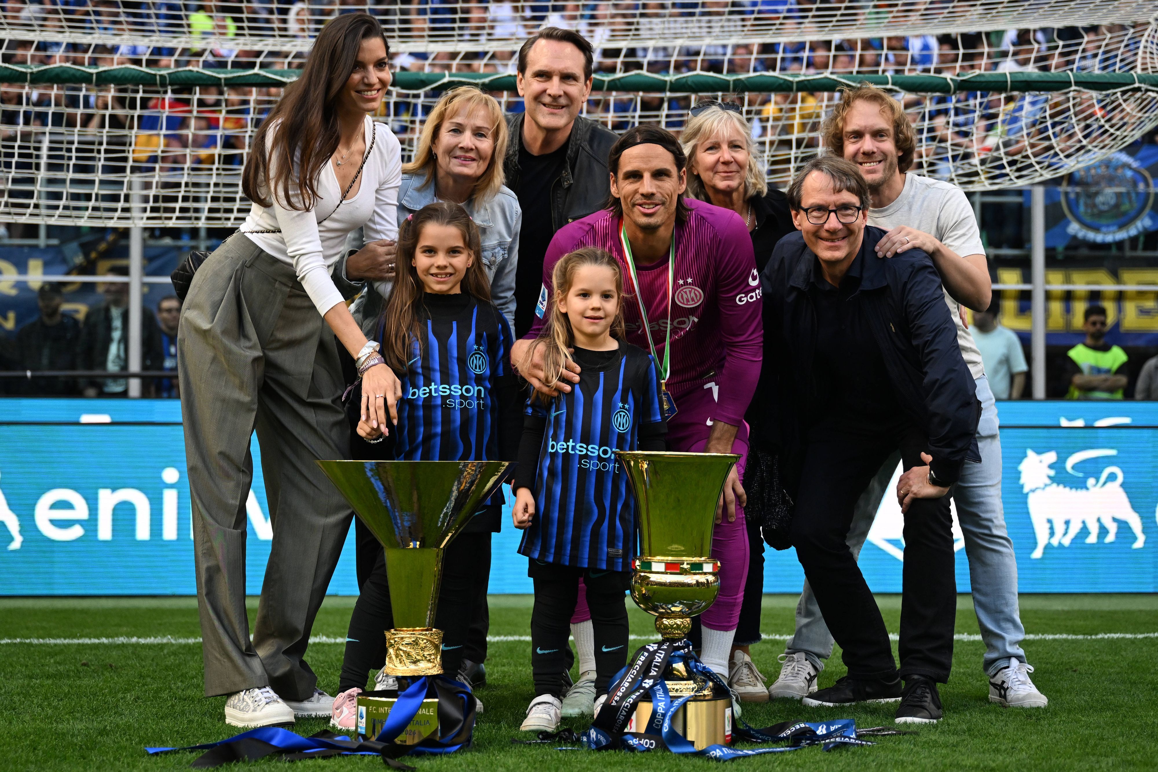 Yann Sommer posiert mit Familie und Trophäen zum Abschied bei Inter Mailand.