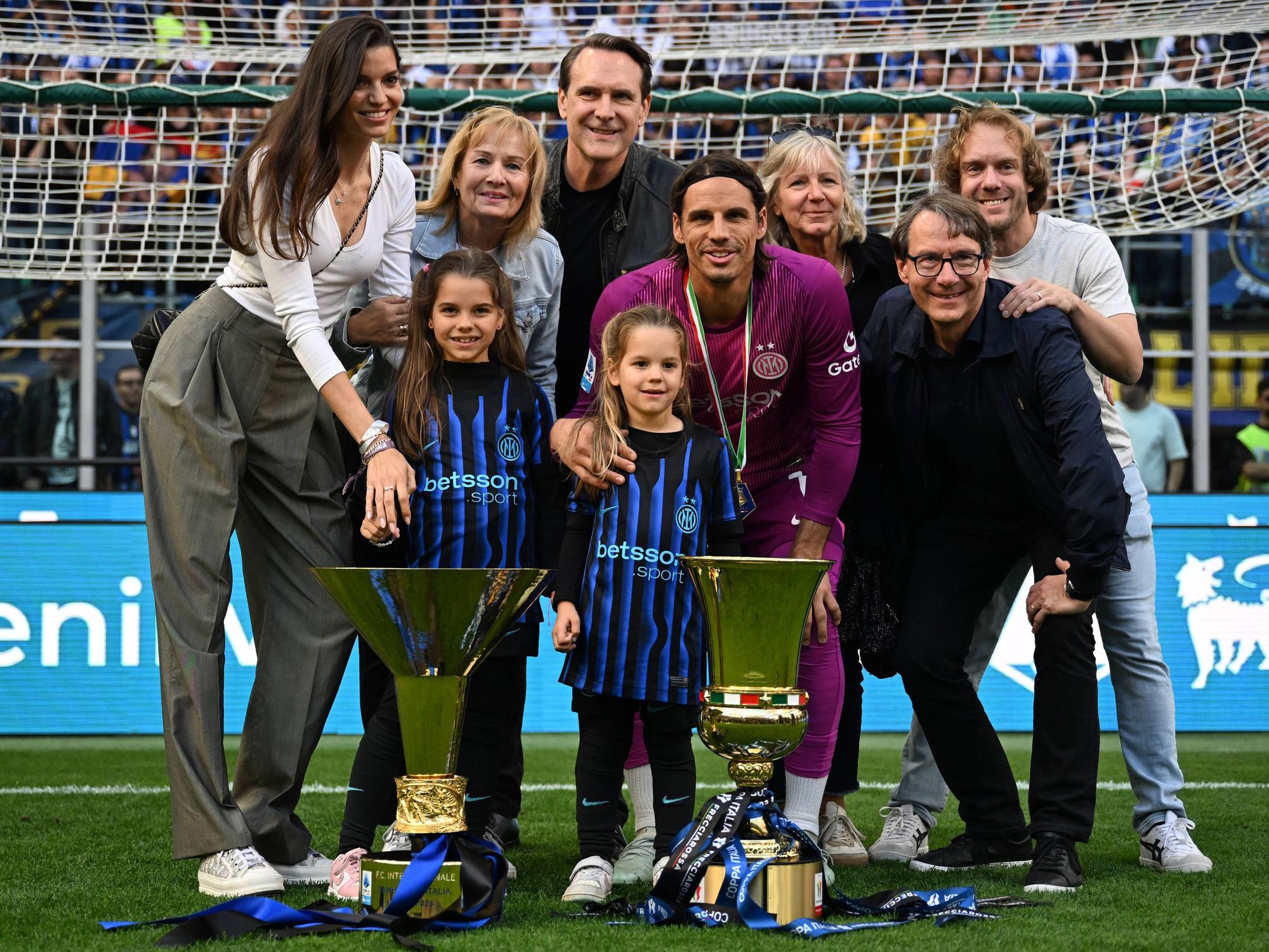 Yann Sommer posiert mit Familie und Trophäen zum Abschied bei Inter Mailand.