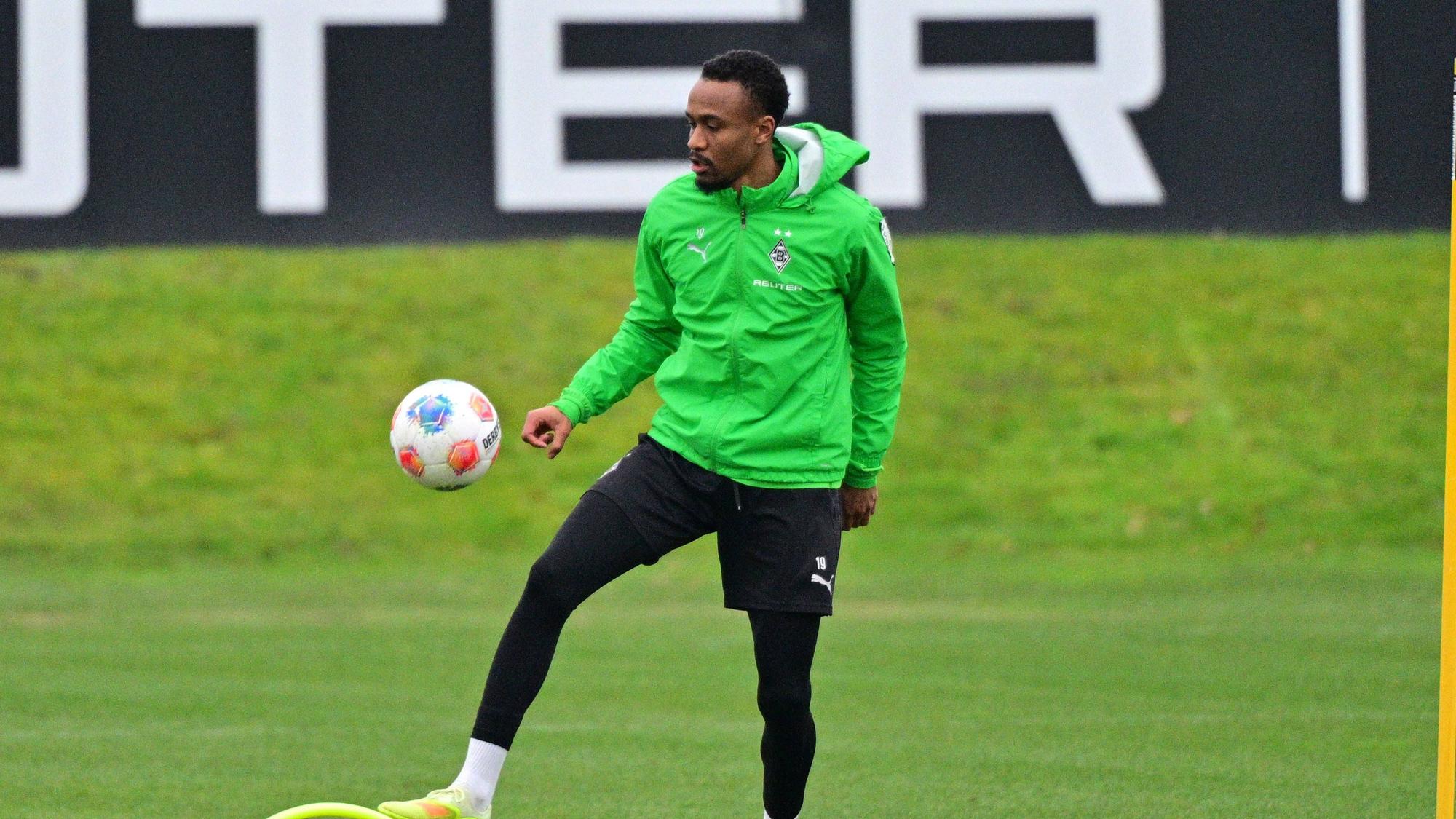 Nathan Ngoumou hält den Ball hoch.