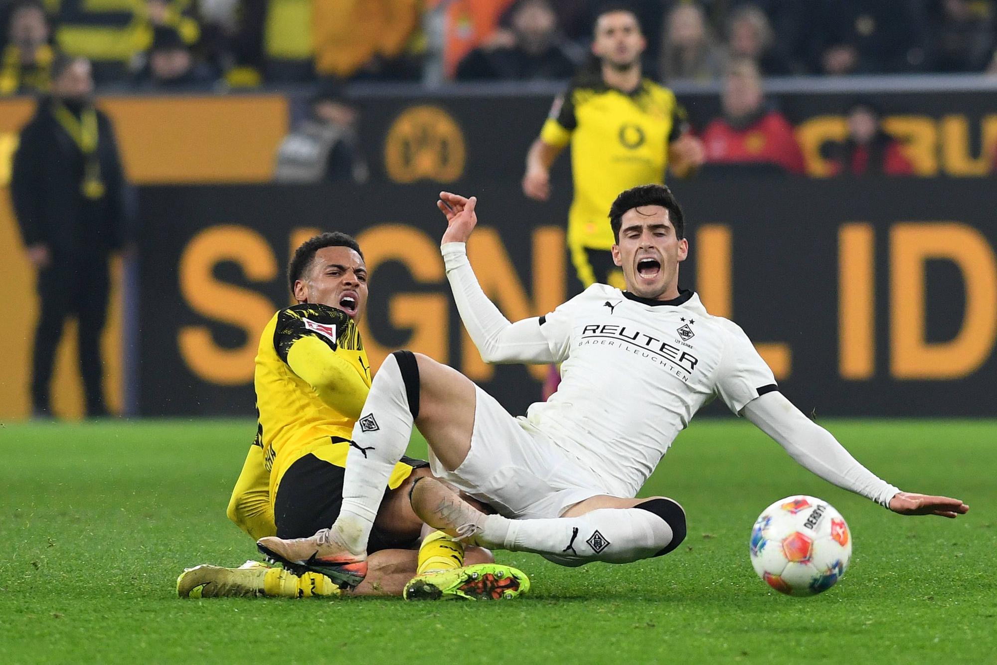 Grant-Leon Ranos im Zweikampf mit Felix Nmecha.