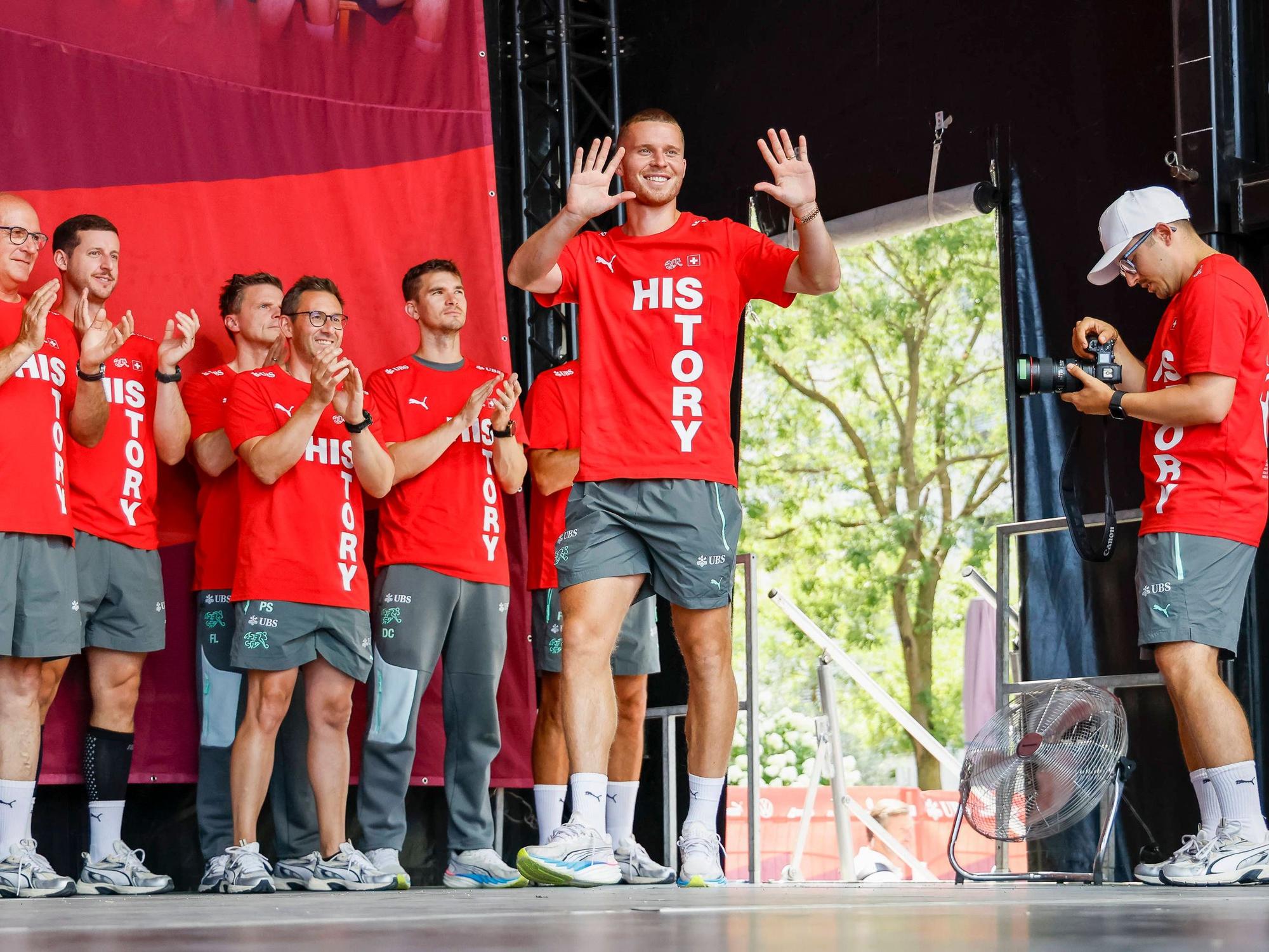 Nico Elvedi winkt beim Empfang der Schweizer Nationalmannschaft den Fans zu.