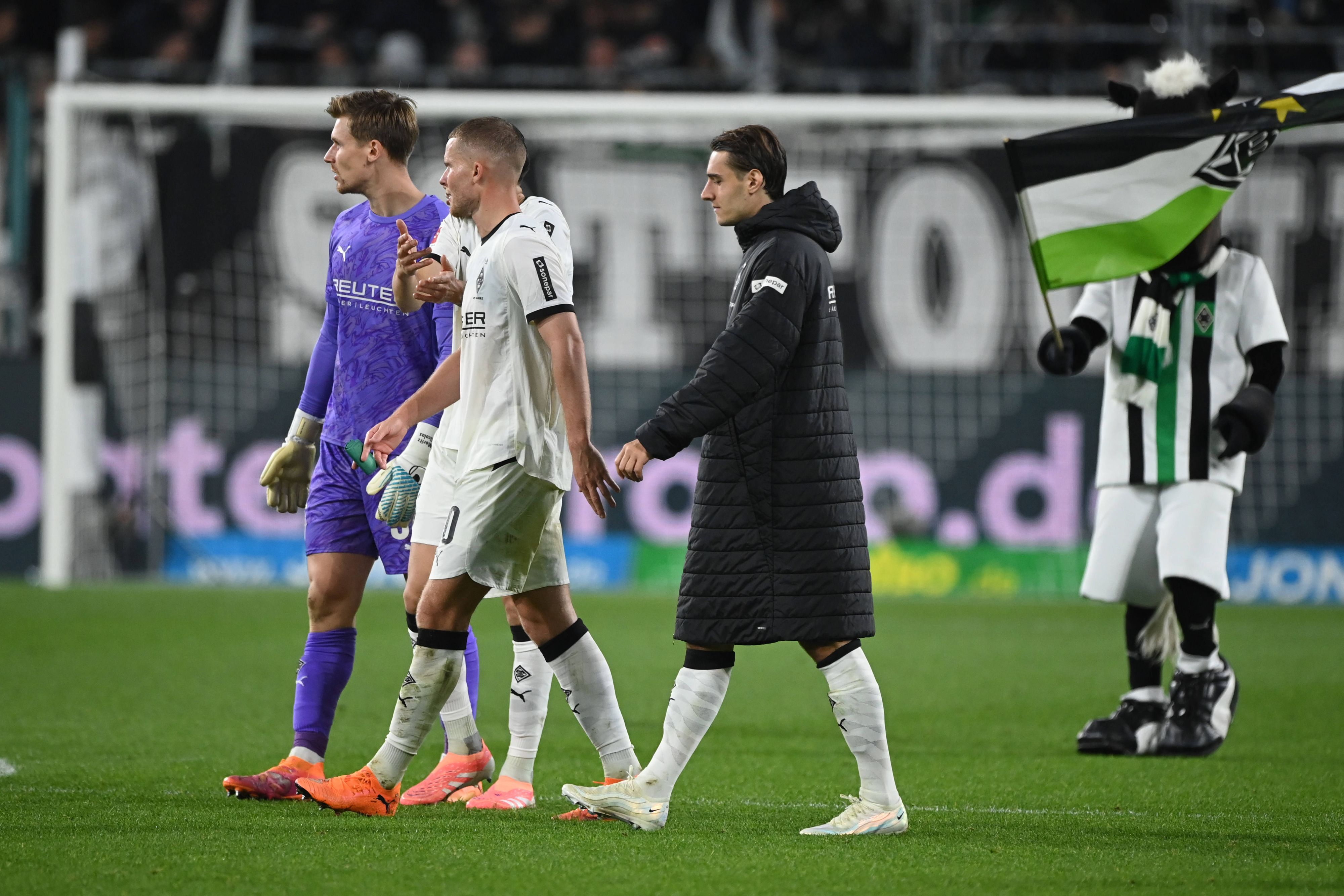 Moritz Nicolas, Nico Elvedi, Grant-Leon Ranos und das Gladbach-Maskottchen schreiten über den Rasen im Borussia-Park.