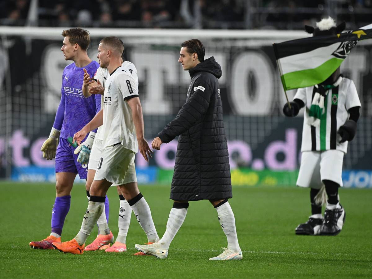 Moritz Nicolas, Nico Elvedi, Grant-Leon Ranos und das Gladbach-Maskottchen schreiten über den Rasen im Borussia-Park.