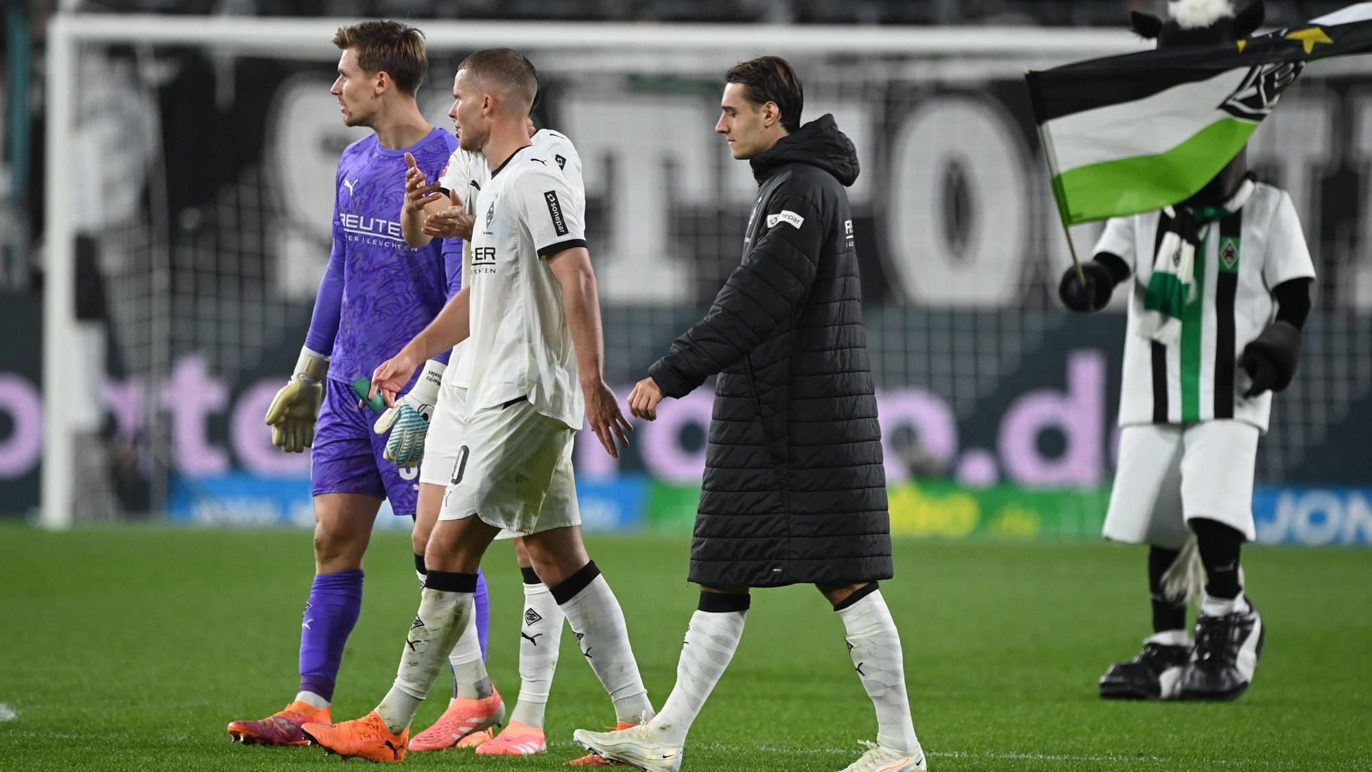 Moritz Nicolas, Nico Elvedi, Grant-Leon Ranos und das Gladbach-Maskottchen schreiten über den Rasen im Borussia-Park.
