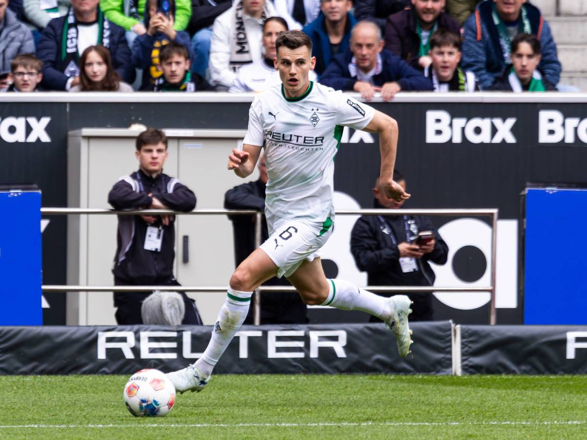 Yannik Engelhardt dribbelt im Gladbach-Trikot.