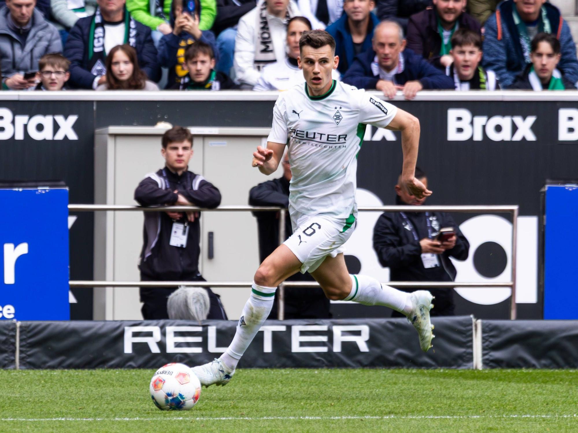 Yannik Engelhardt dribbelt im Gladbach-Trikot.