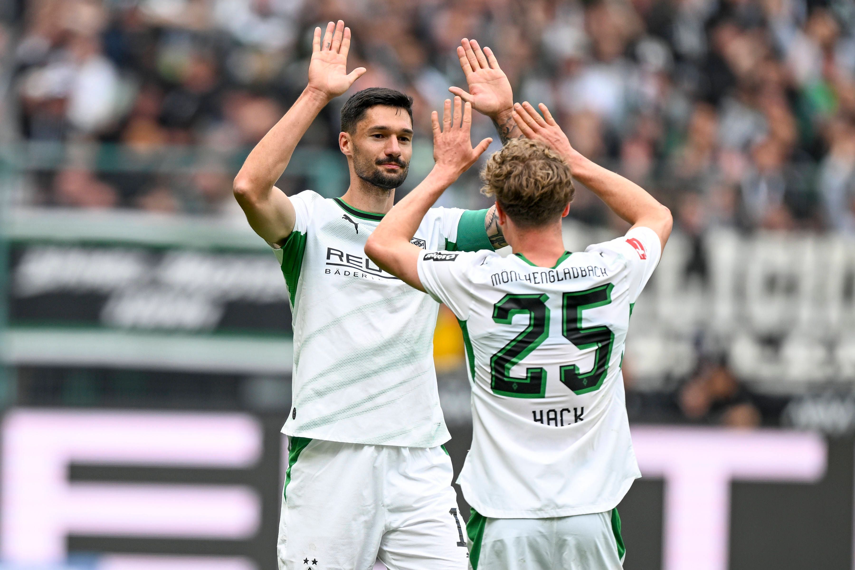 Robin Hack und Tim Kleindienst feiern