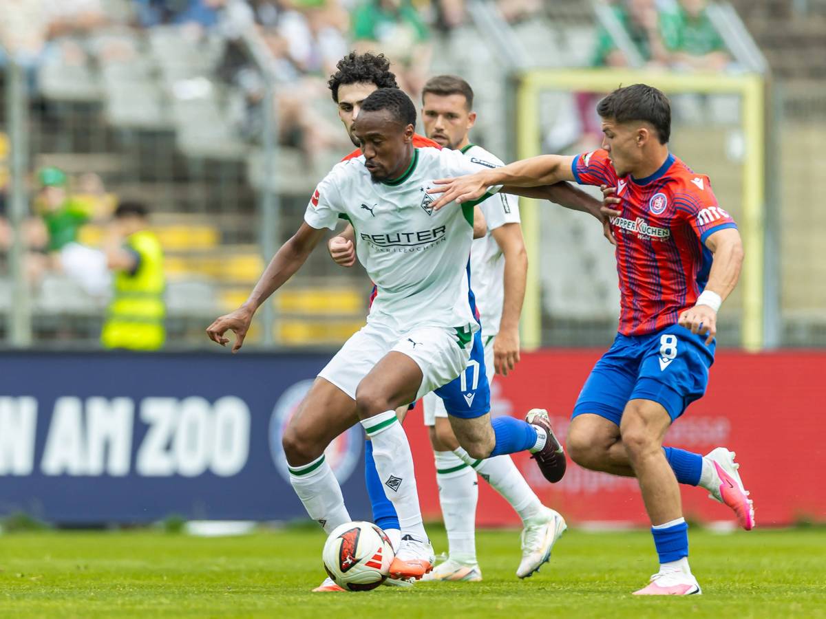 Gladbachs Nathan Ngoumou im Zweikampf mit Duje Goles vom Wuppertaler Sportverein.