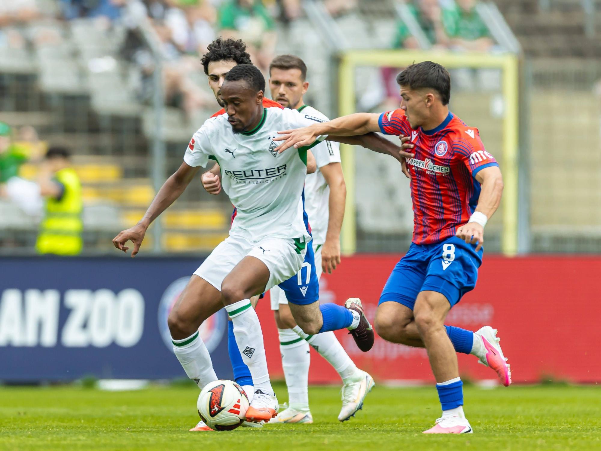 Gladbachs Nathan Ngoumou im Zweikampf mit Duje Goles vom Wuppertaler Sportverein.