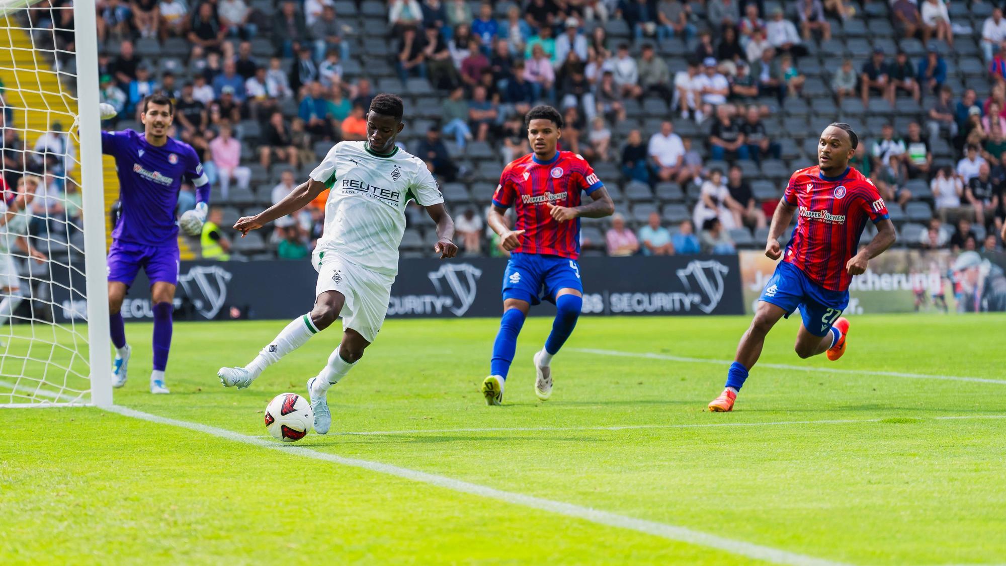 Gladbachs Iaia Manco Danfa im Testspiel gegen den Wuppertaler SV.