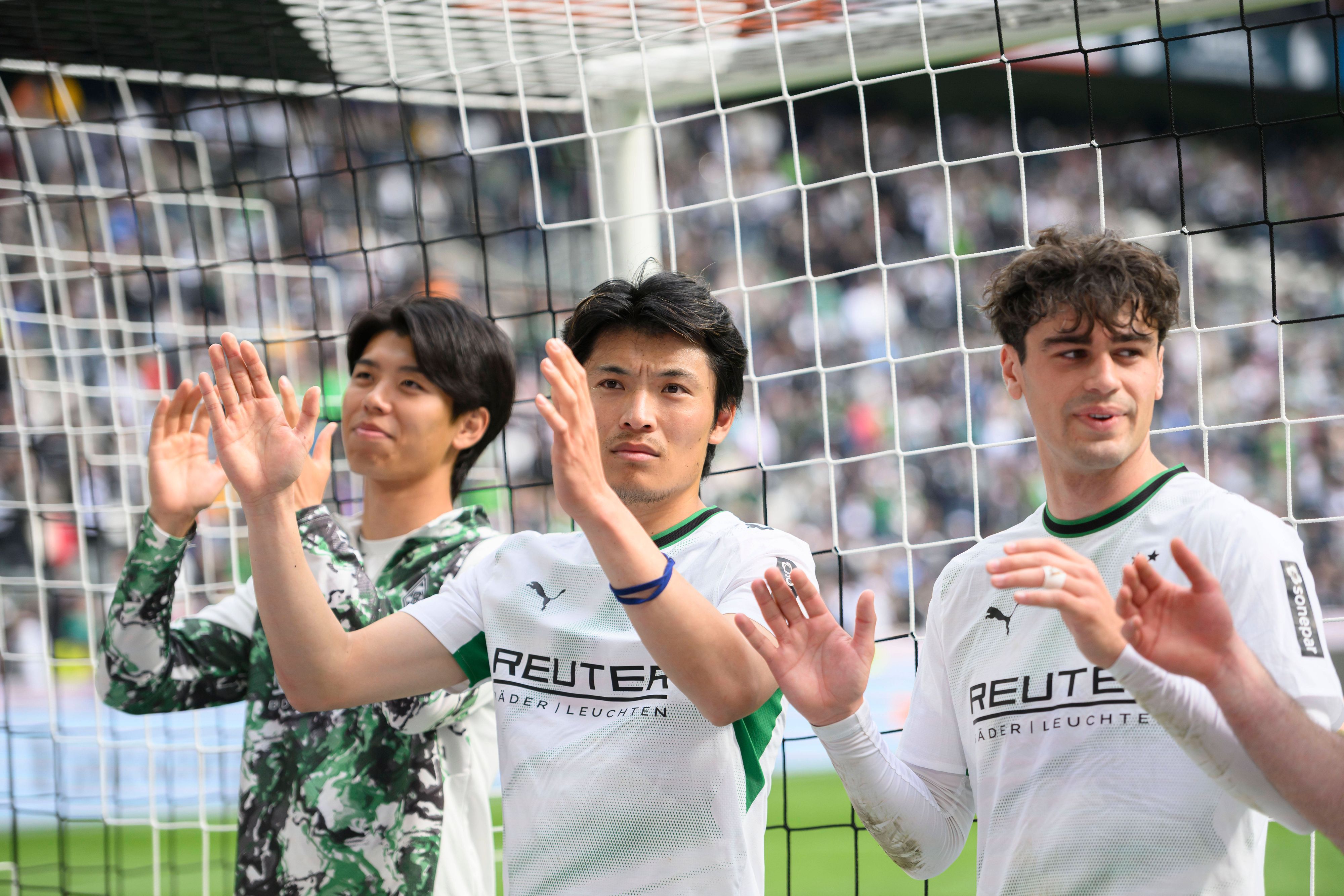 Kota Takai, Shuto Machino und Gio Reyna klatschend.