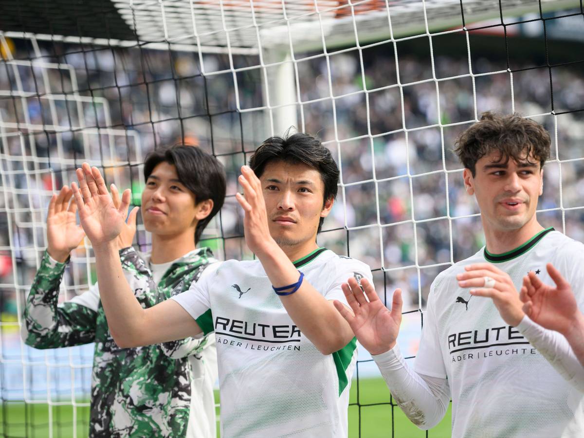 Kota Takai, Shuto Machino und Gio Reyna klatschen vor der Fankurve.