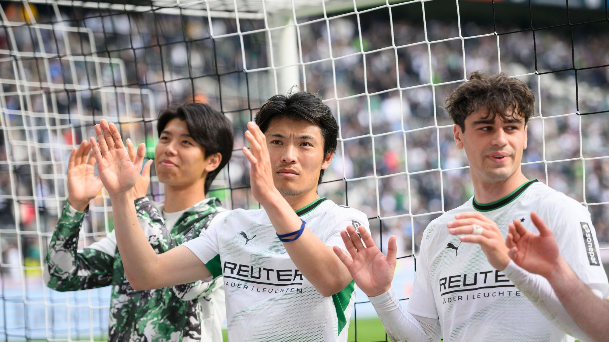Kota Takai, Shuto Machino und Gio Reyna klatschend.