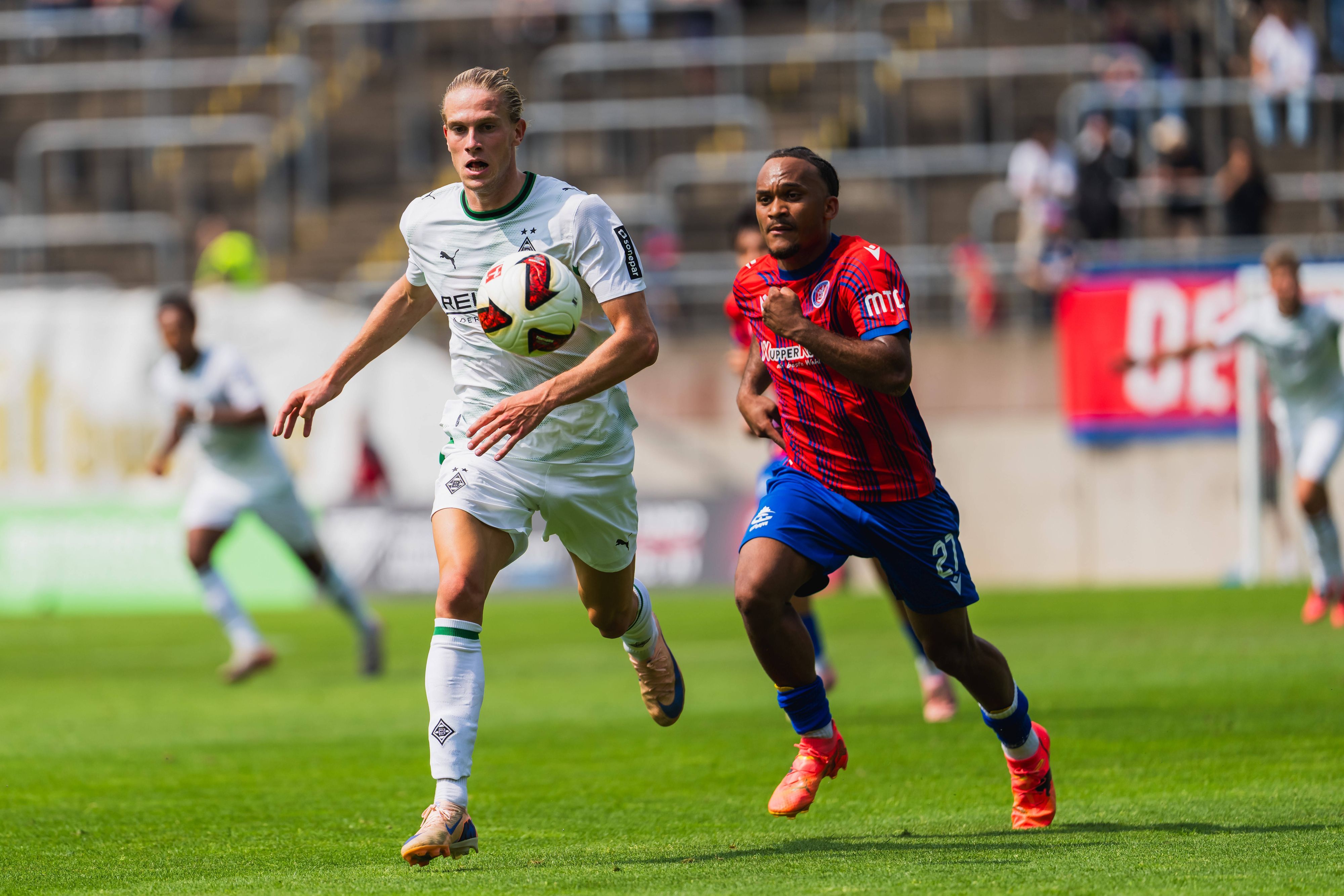 David Herold (l.) und Ariyou Ayinla im Zweikampf um den Ball.