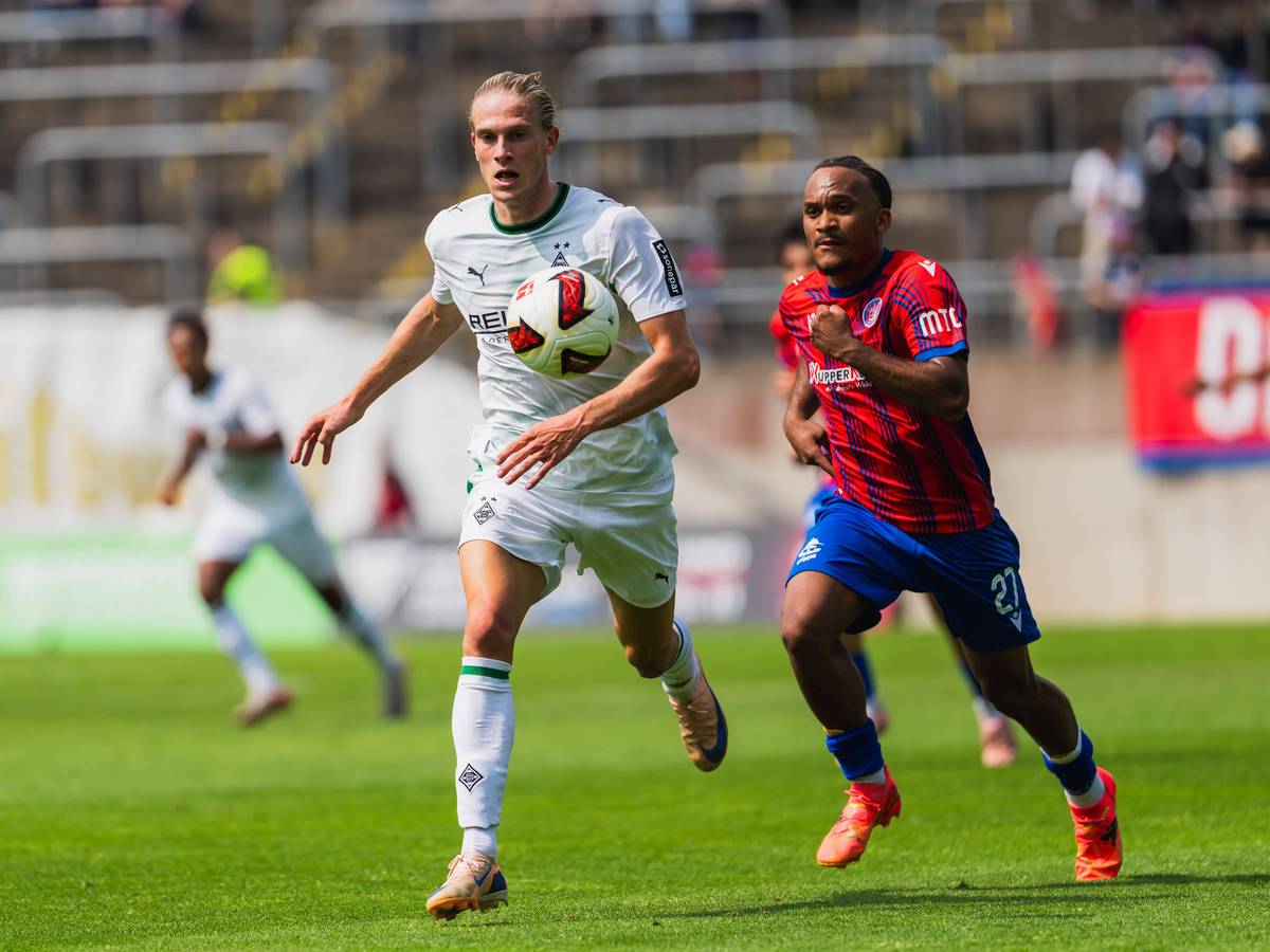 David Herold (l.) und Ariyou Ayinla im Zweikampf um den Ball.