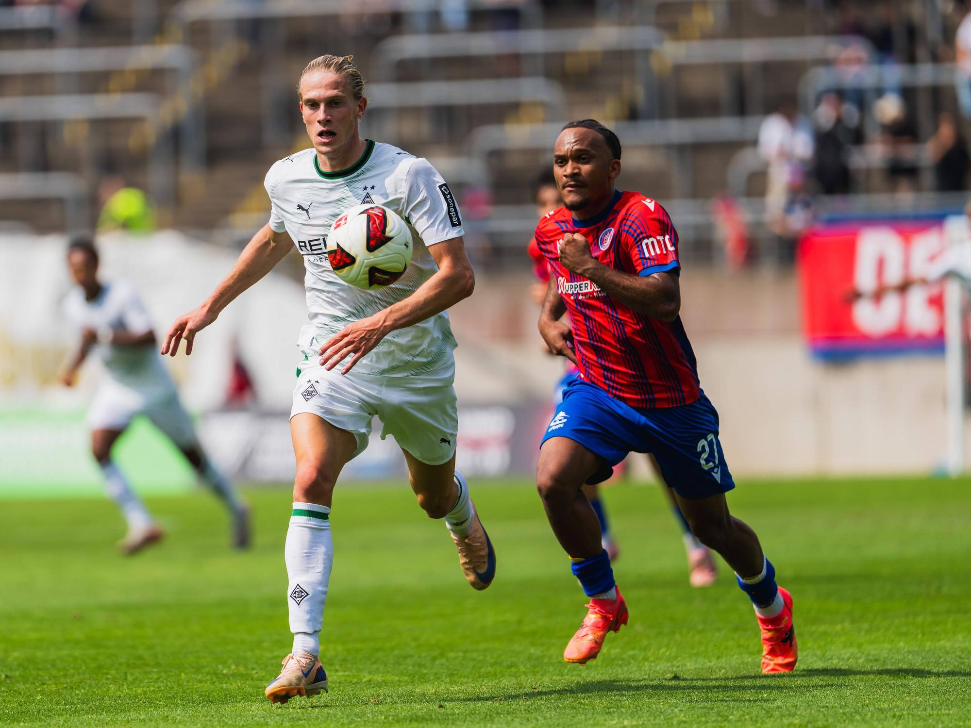 David Herold (l.) und Ariyou Ayinla im Zweikampf um den Ball.