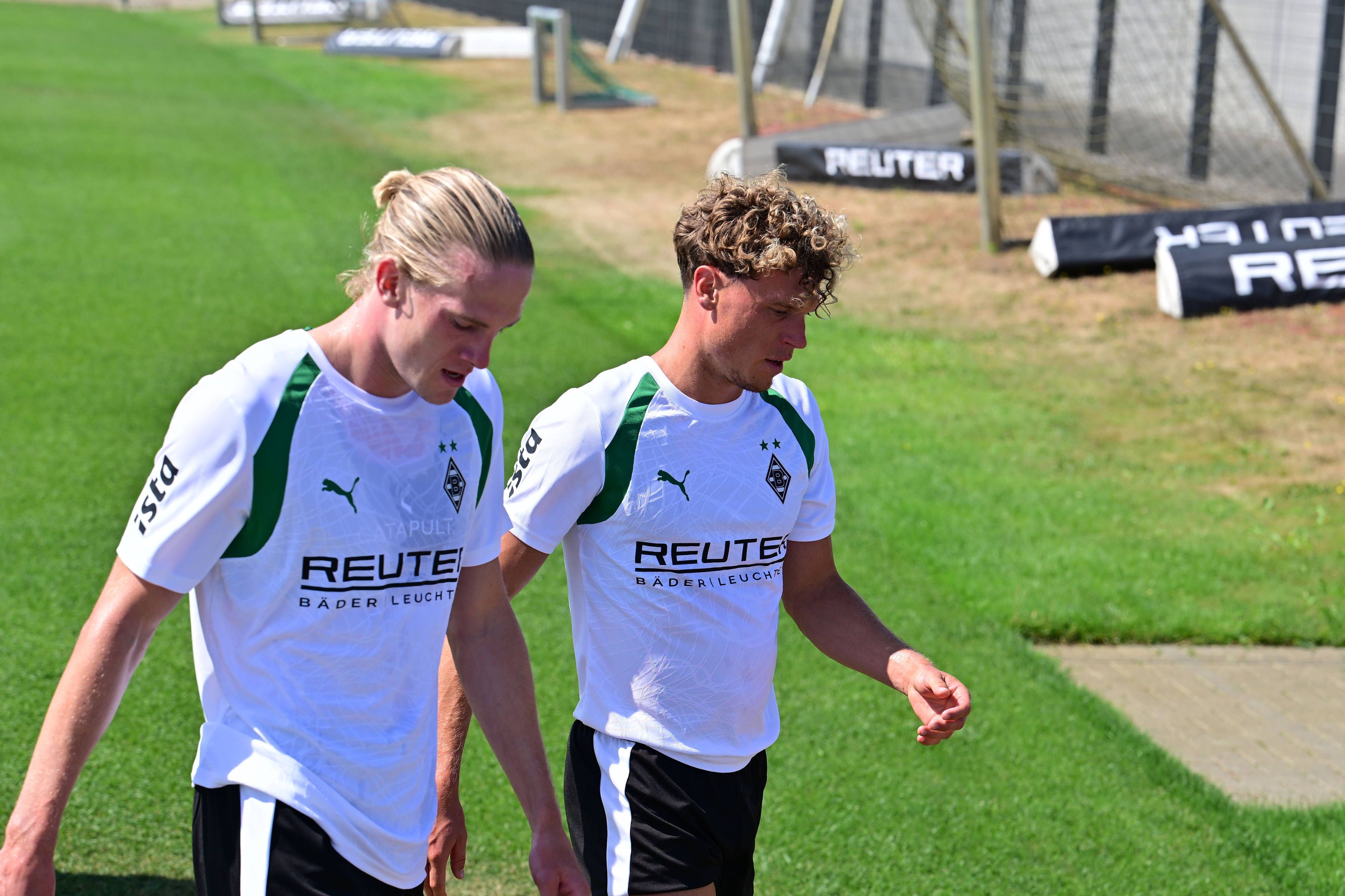 David Herold und Robin Hack gehen vom Trainingsplatz.