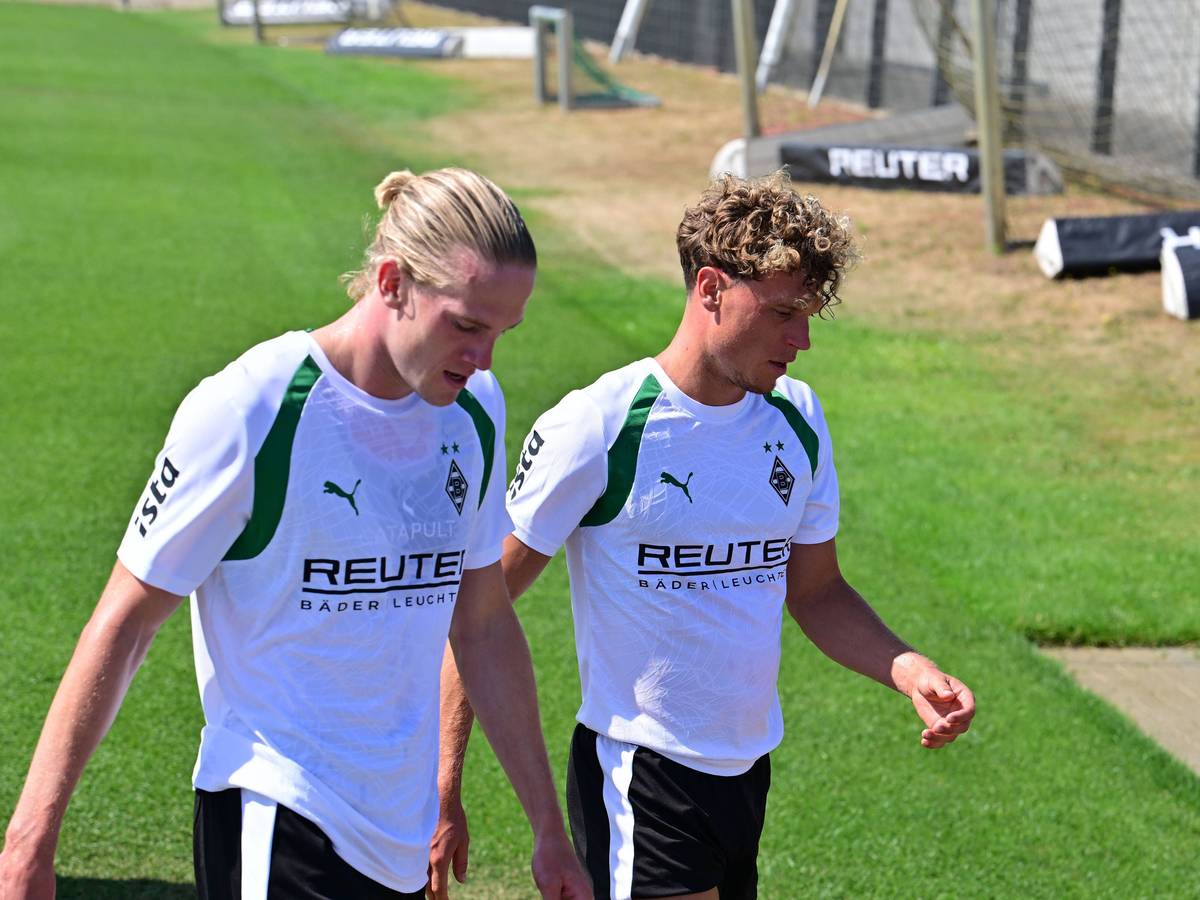 David Herold und Robin Hack gehen vom Trainingsplatz.