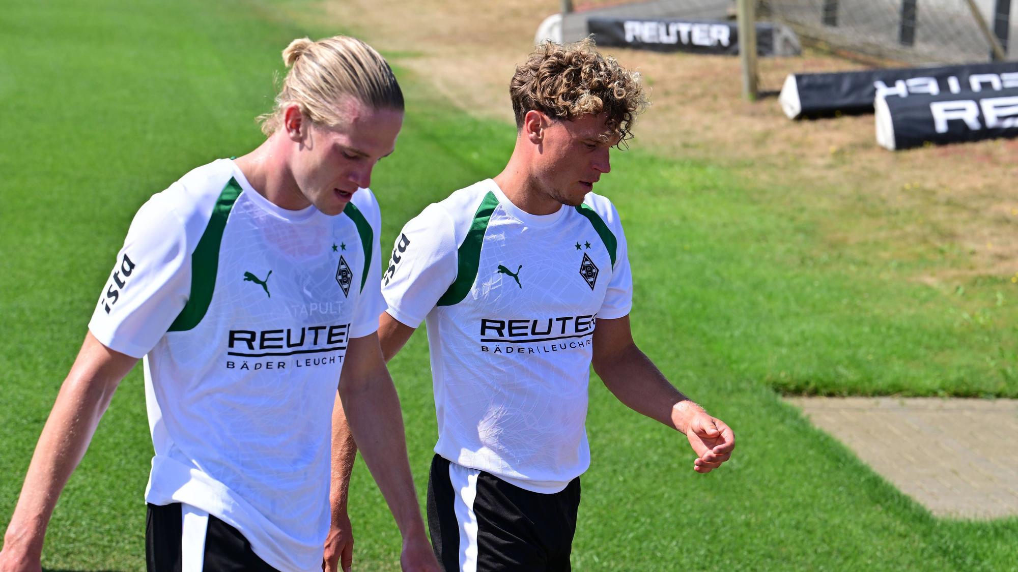 David Herold und Robin Hack gehen vom Trainingsplatz.